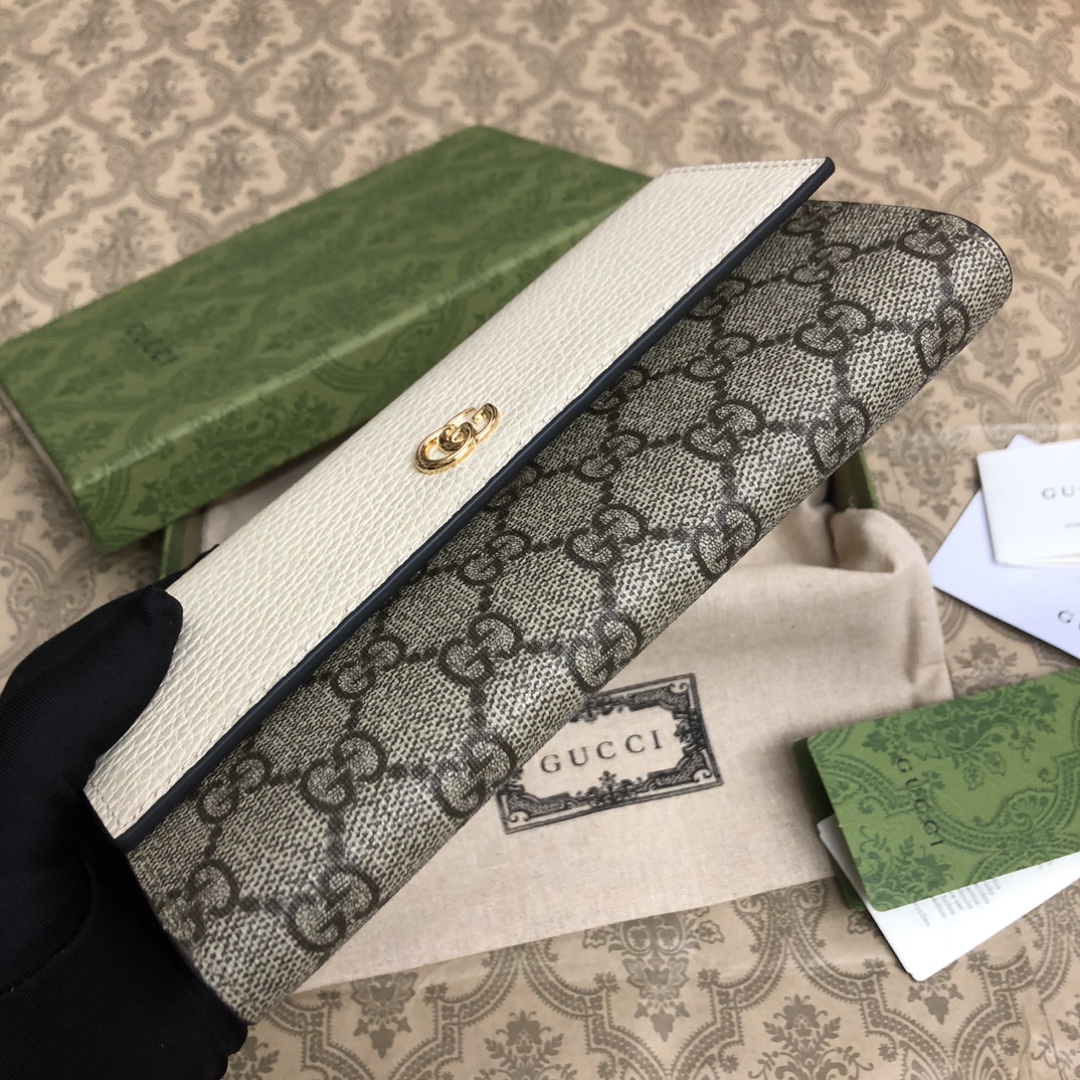 𝐎𝐩𝐡𝐢𝐝𝐢𝐚系列采用意大利进口小牛皮，配以经典双G五金，新的式样和轮廓托的新作登场了。结构形状，其中内