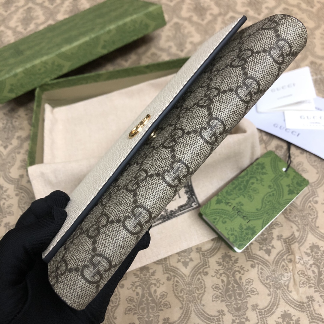 𝐎𝐩𝐡𝐢𝐝𝐢𝐚系列采用意大利进口小牛皮，配以经典双G五金，新的式样和轮廓托的新作登场了。结构形状，其中内