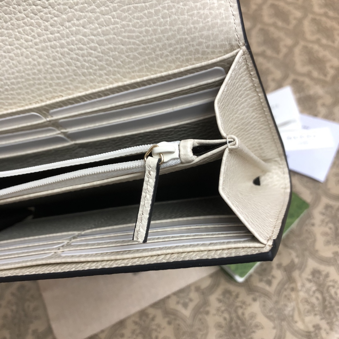 𝐎𝐩𝐡𝐢𝐝𝐢𝐚系列采用意大利进口小牛皮，配以经典双G五金，新的式样和轮廓托的新作登场了。结构形状，其中内