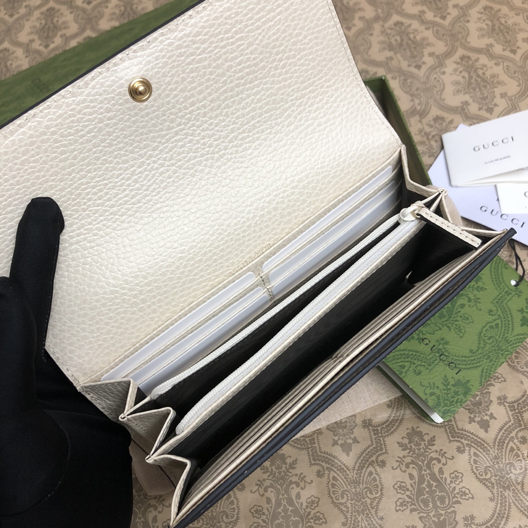 𝐎𝐩𝐡𝐢𝐝𝐢𝐚系列采用意大利进口小牛皮，配以经典双G五金，新的式样和轮廓托的新作登场了。结构形状，其中内