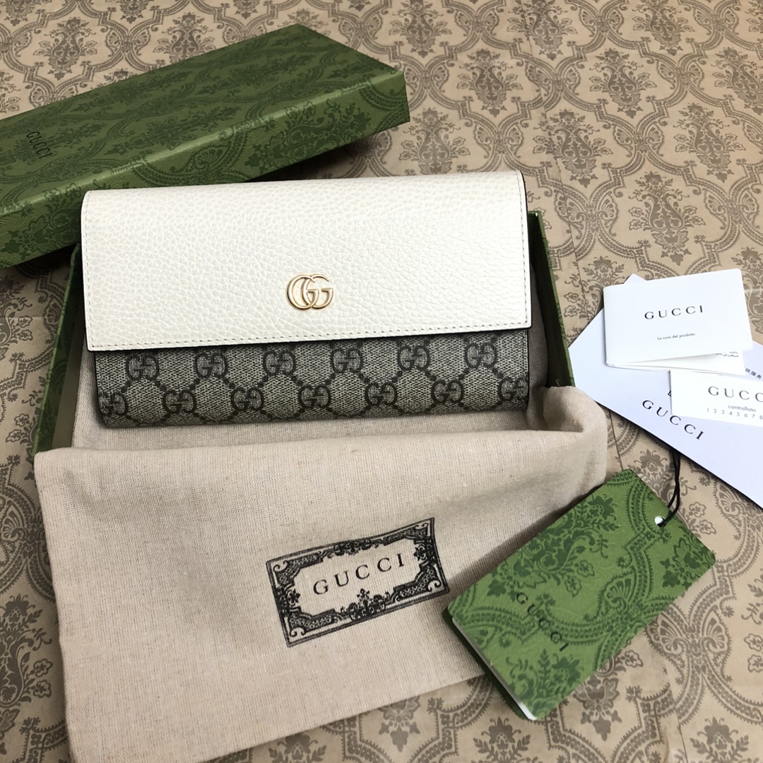 𝐎𝐩𝐡𝐢𝐝𝐢𝐚系列采用意大利进口小牛皮，配以经典双G五金，新的式样和轮廓托的新作登场了。结构形状，其中内