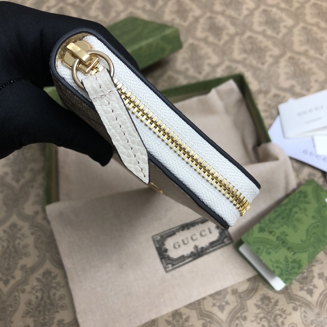 𝐎𝐩𝐡𝐢𝐝𝐢𝐚系列采用意大利进口小牛皮，配以经典双G五金，新的式样和轮廓托的新作登场了。此款拉链钱包有1