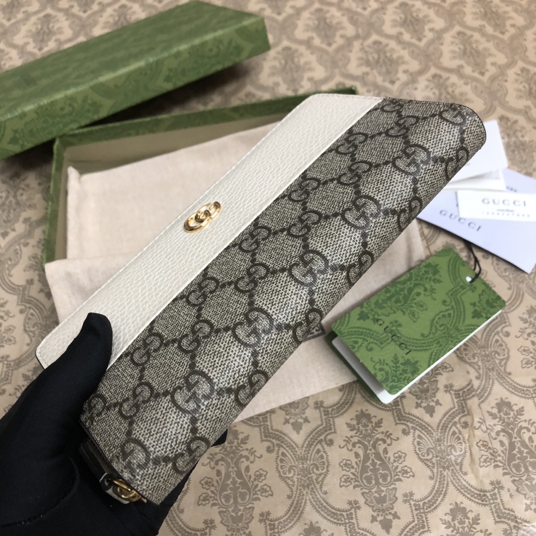 𝐎𝐩𝐡𝐢𝐝𝐢𝐚系列采用意大利进口小牛皮，配以经典双G五金，新的式样和轮廓托的新作登场了。此款拉链钱包有1