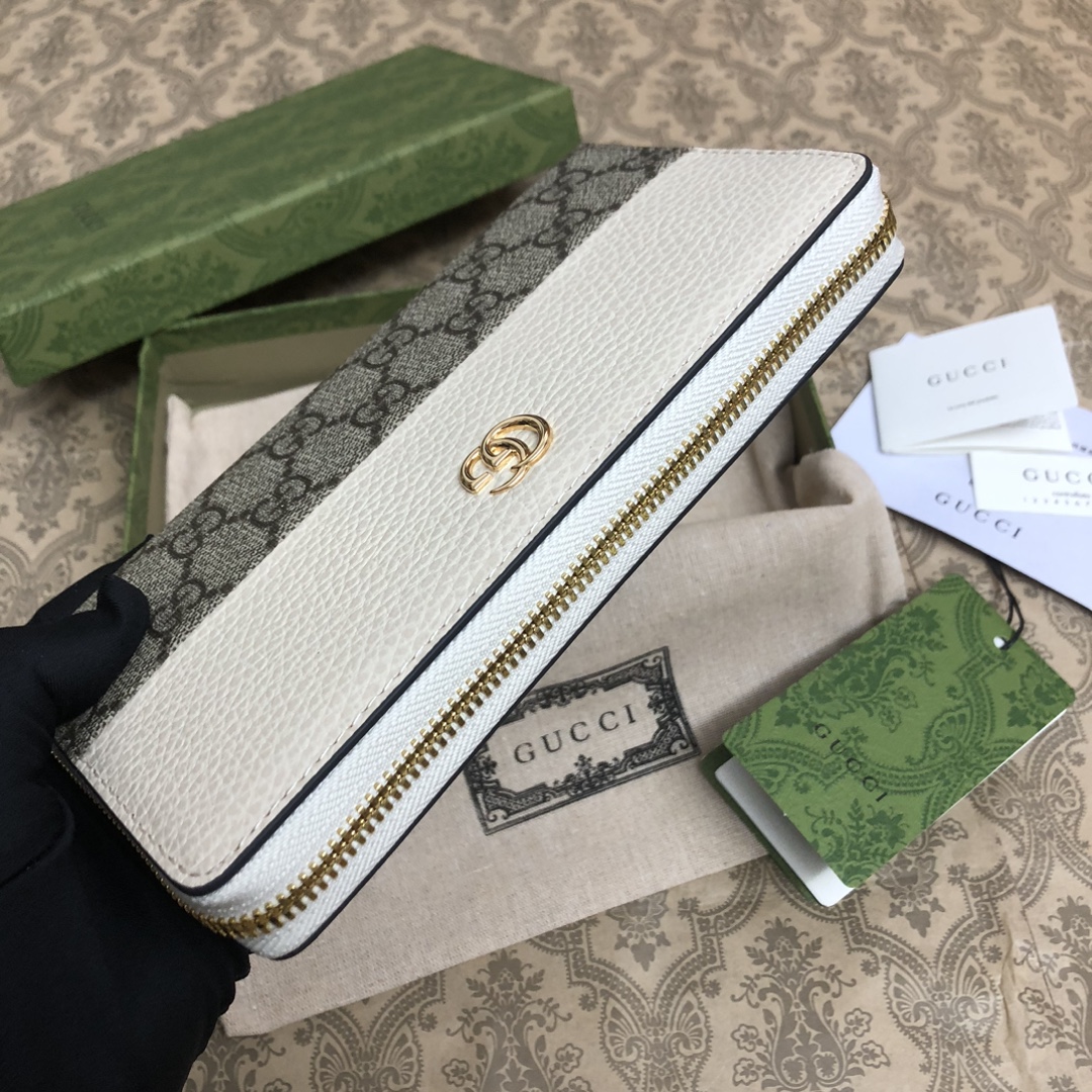 𝐎𝐩𝐡𝐢𝐝𝐢𝐚系列采用意大利进口小牛皮，配以经典双G五金，新的式样和轮廓托的新作登场了。此款拉链钱包有1
