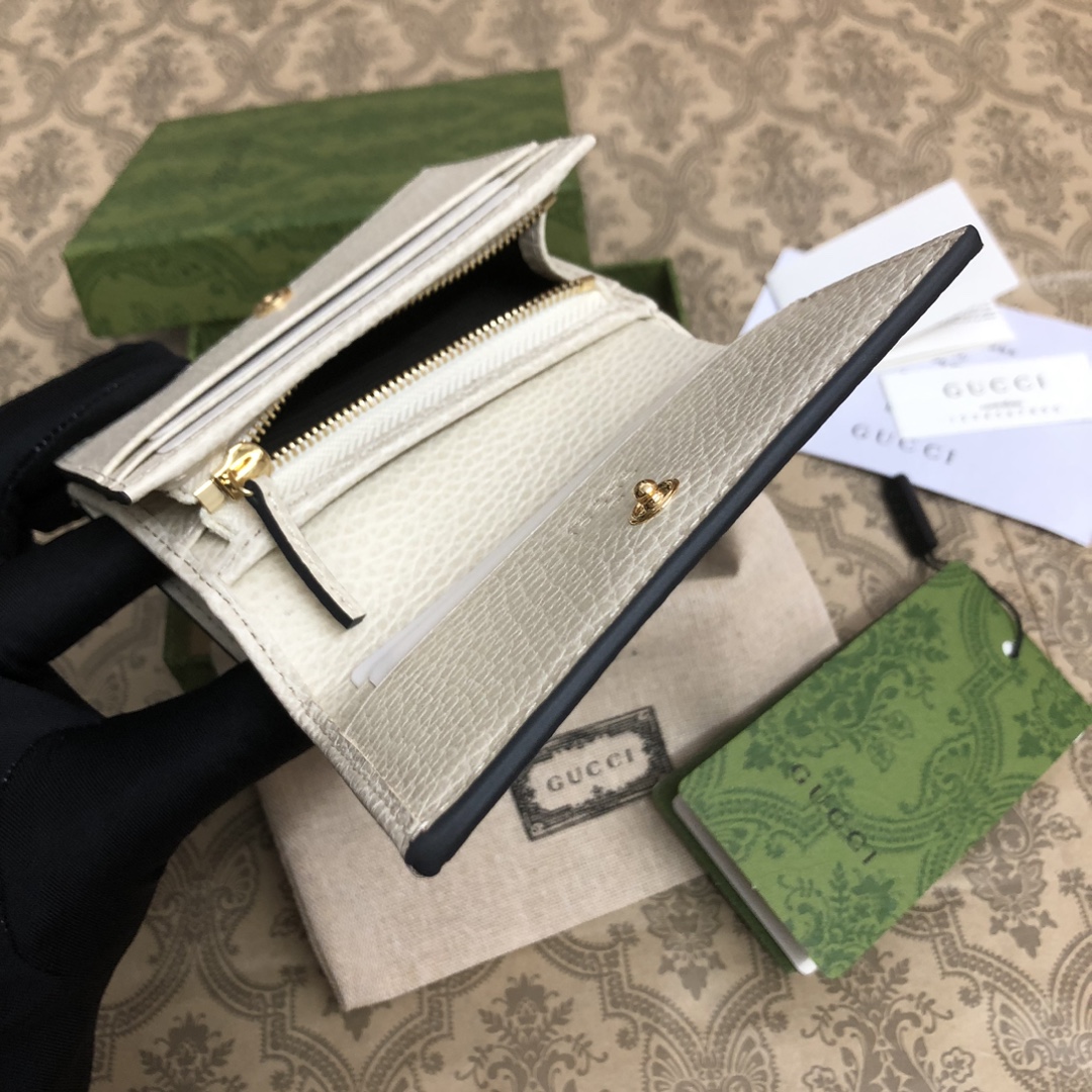 𝐎𝐩𝐡𝐢𝐝𝐢𝐚系列采用意大利进口小牛皮，配以经典双G五金，新的式样和轮廓托的新作登场了。此款卡包有5个卡