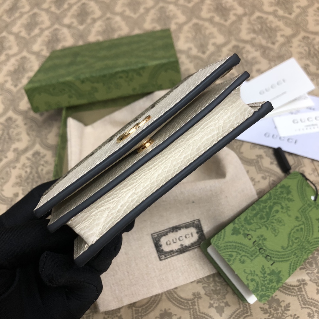 𝐎𝐩𝐡𝐢𝐝𝐢𝐚系列采用意大利进口小牛皮，配以经典双G五金，新的式样和轮廓托的新作登场了。此款卡包有5个卡