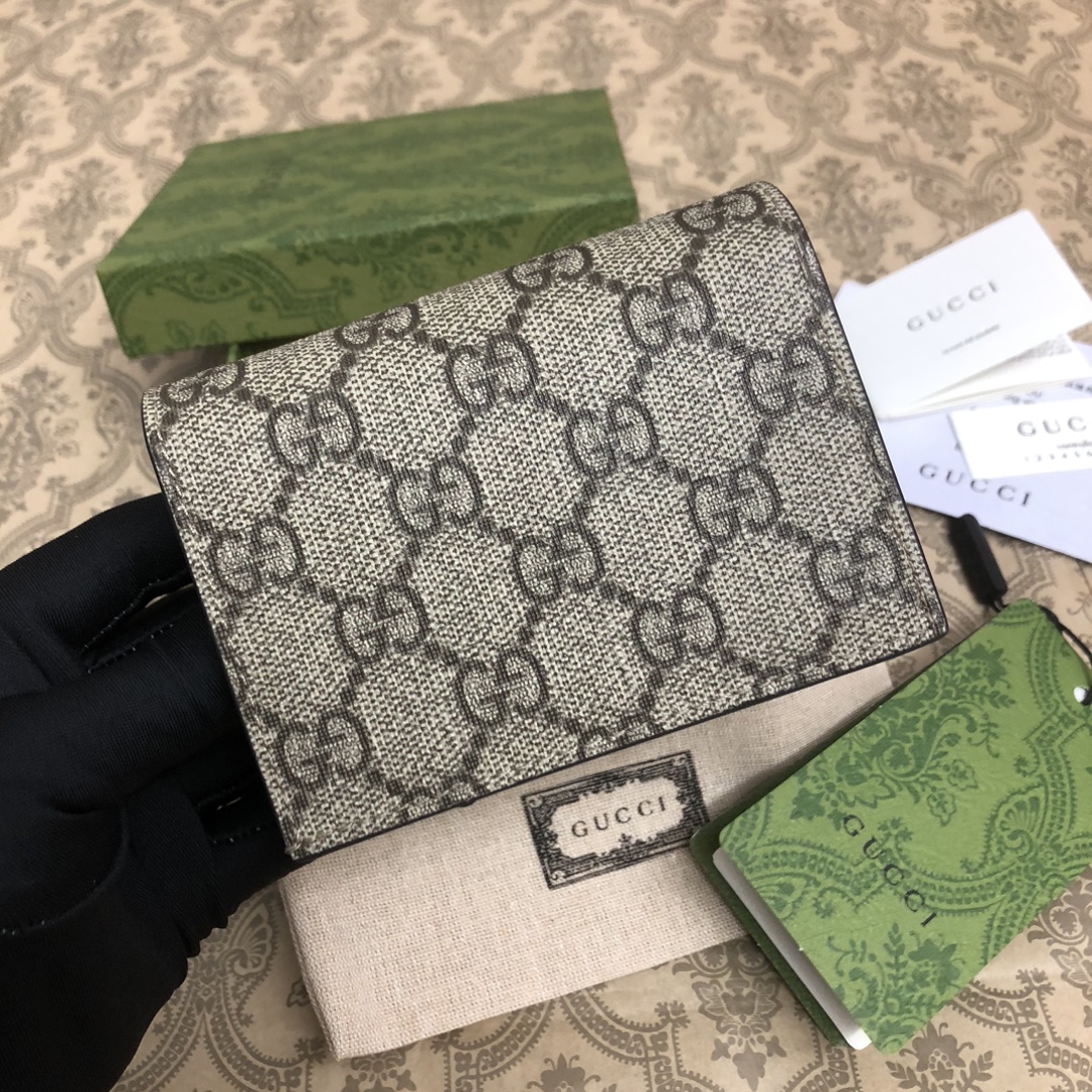 𝐎𝐩𝐡𝐢𝐝𝐢𝐚系列采用意大利进口小牛皮，配以经典双G五金，新的式样和轮廓托的新作登场了。此款卡包有5个卡