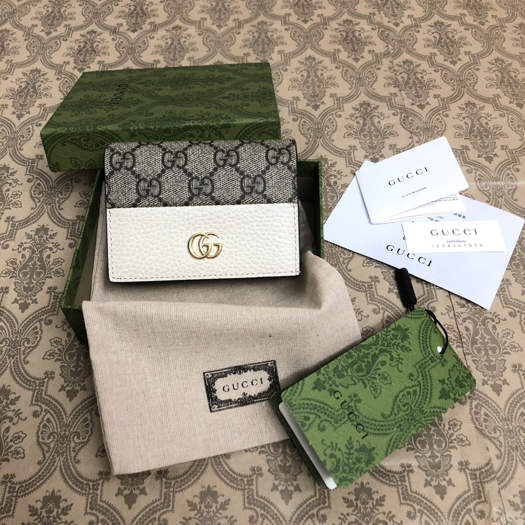 𝐎𝐩𝐡𝐢𝐝𝐢𝐚系列采用意大利进口小牛皮，配以经典双G五金，新的式样和轮廓托的新作登场了。此款卡包有5个卡