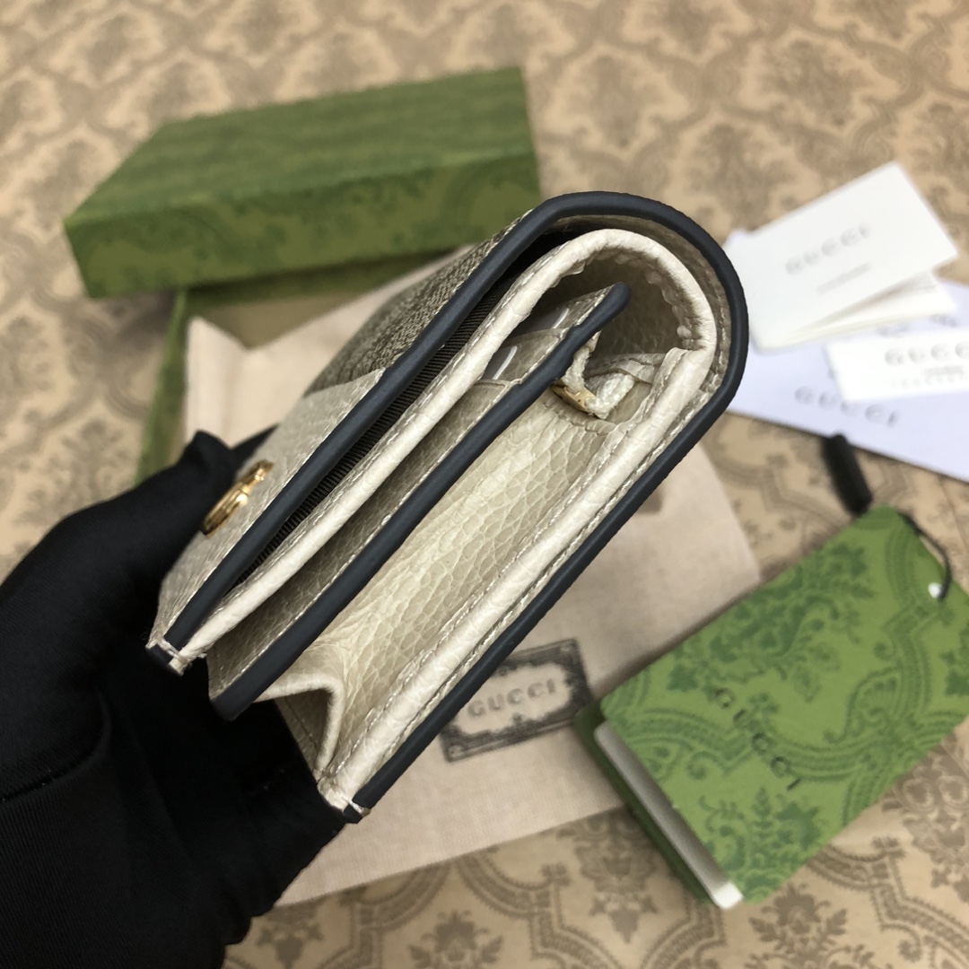 𝐎𝐩𝐡𝐢𝐝𝐢𝐚系列采用意大利进口小牛皮，配以经典双G五金，新的式样和轮廓托的新作登场了。此款卡包有5个卡