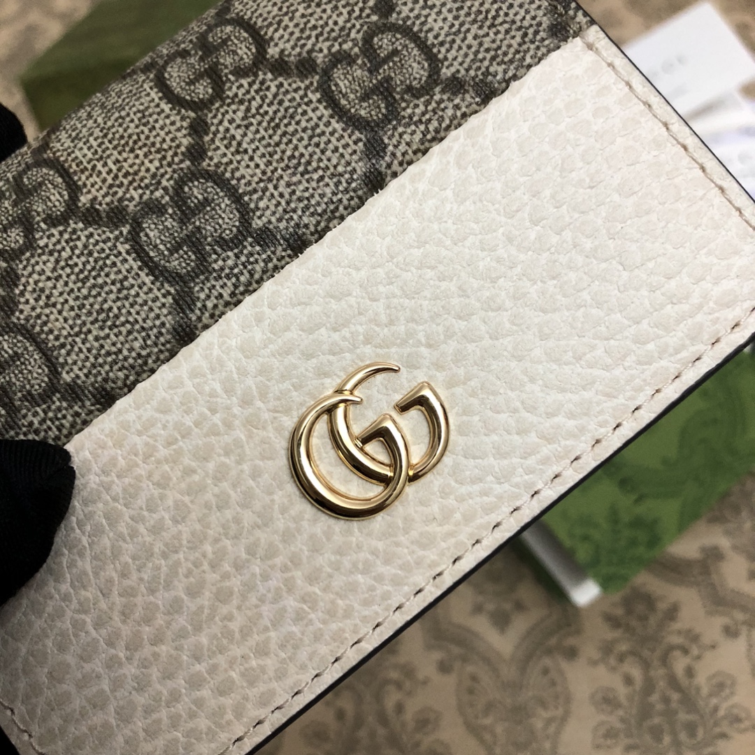 𝐎𝐩𝐡𝐢𝐝𝐢𝐚系列采用意大利进口小牛皮，配以经典双G五金，新的式样和轮廓托的新作登场了。此款卡包有5个卡