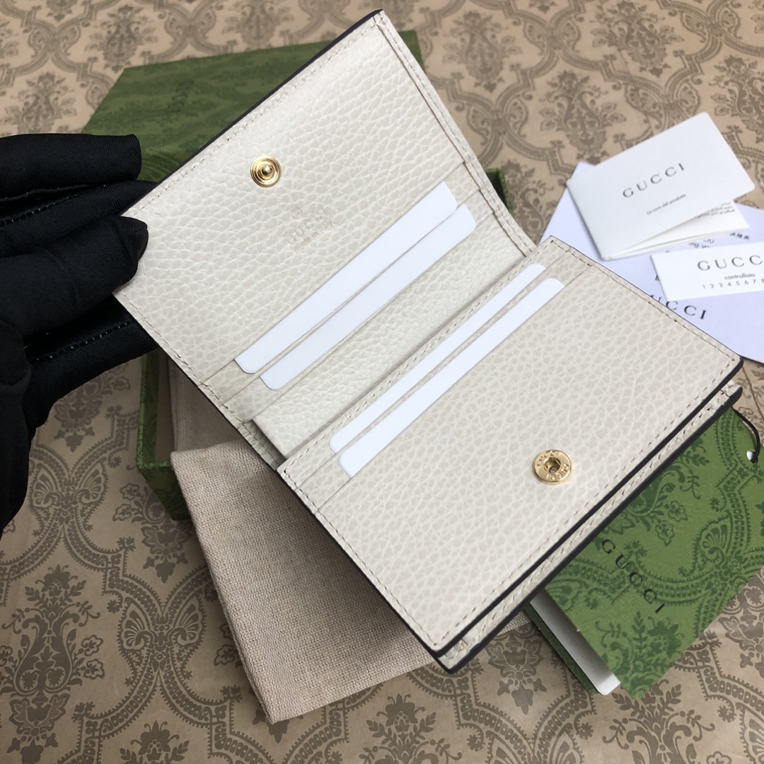 𝐎𝐩𝐡𝐢𝐝𝐢𝐚系列采用意大利进口小牛皮，配以经典双G五金，新的式样和轮廓托的新作登场了。此款卡包有5个卡