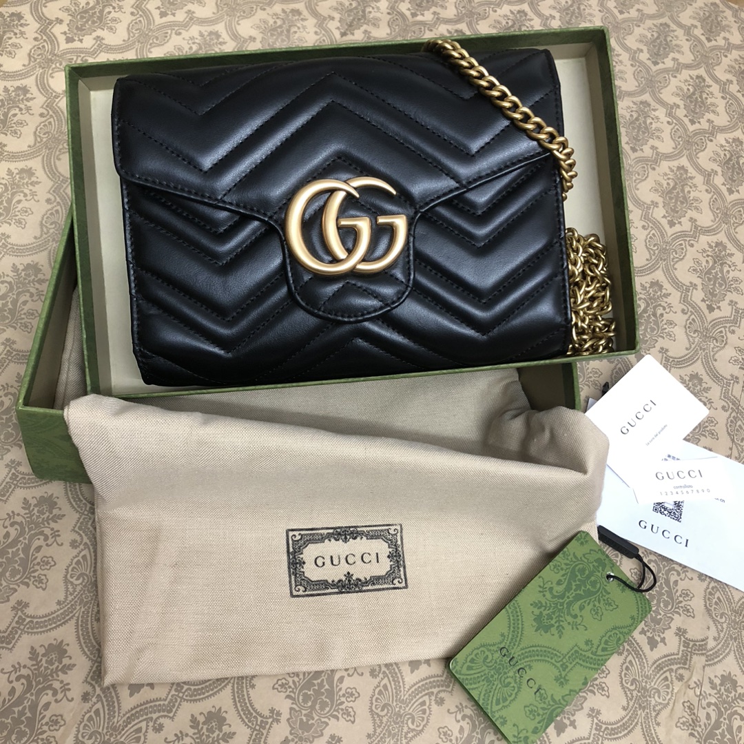 GG Marmont系列迷你链条包采用颇具结构化的柔软造型，翻盖扣配以GG金属配件。金属配件从70年代经