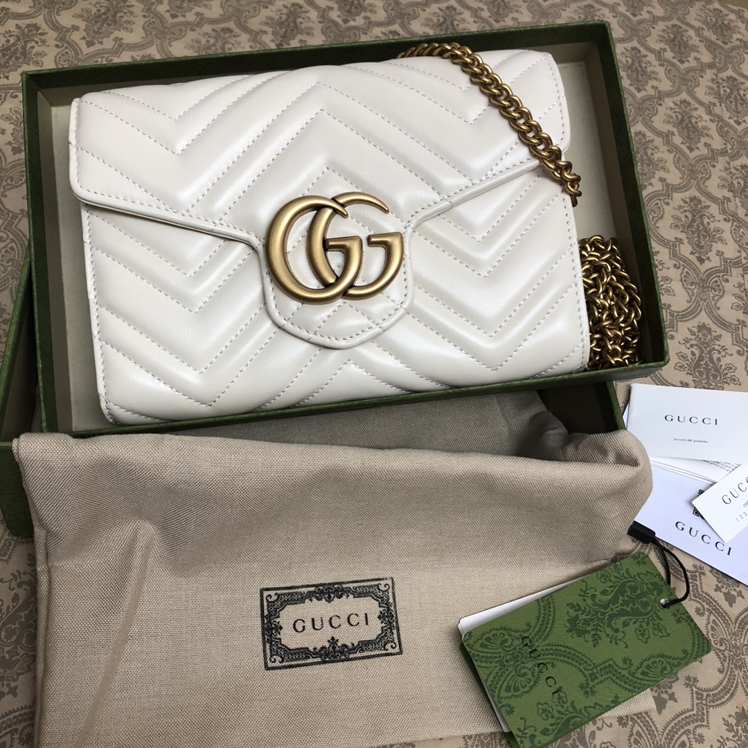 GG Marmont系列迷你链条包采用颇具结构化的柔软造型，翻盖扣配以GG金属配件。金属配件从70年代经