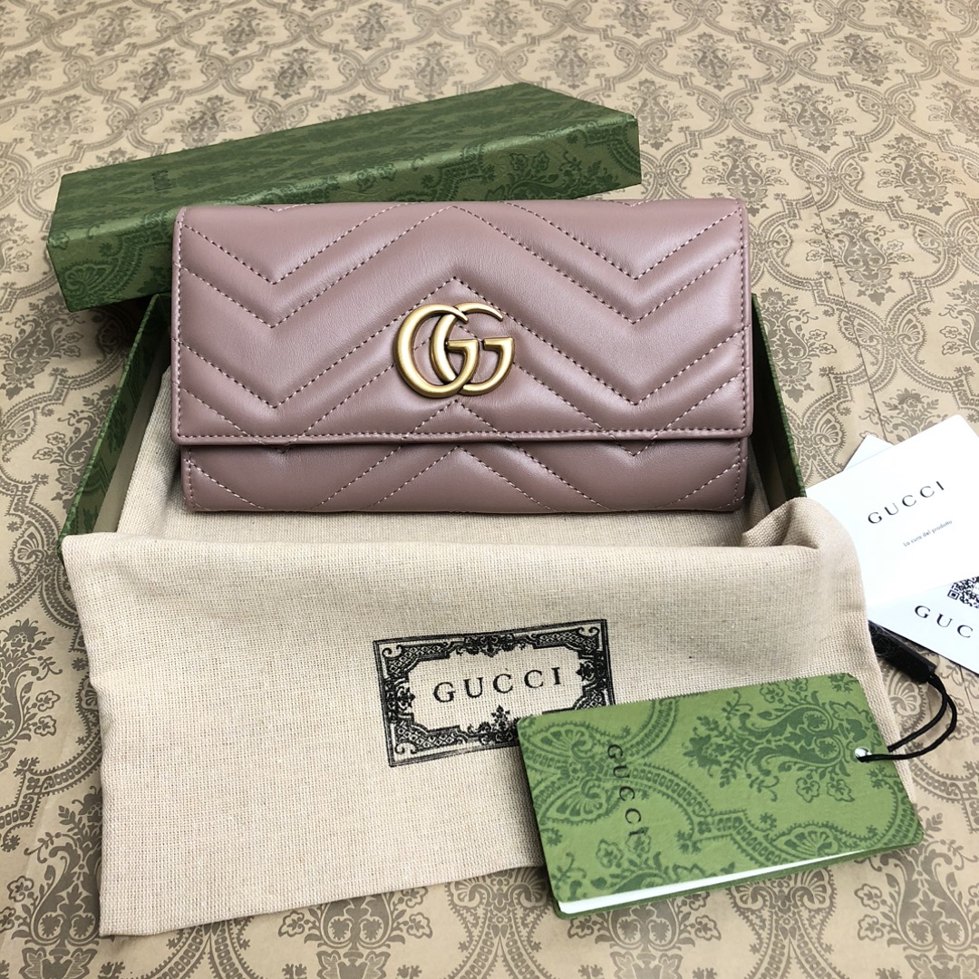 GG marmont两折包🙀采用绗缝进口小牛皮打造👏🏻配以人形纹设计😍背面配以GG标志👏🏻复古金色金属配
