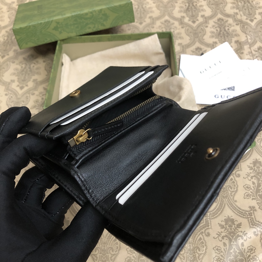GG marmont小卡包🙀采用绗缝进口小牛皮打造👏🏻配以人形纹设计😍背面配以GG标志👏🏻复古金色金属配