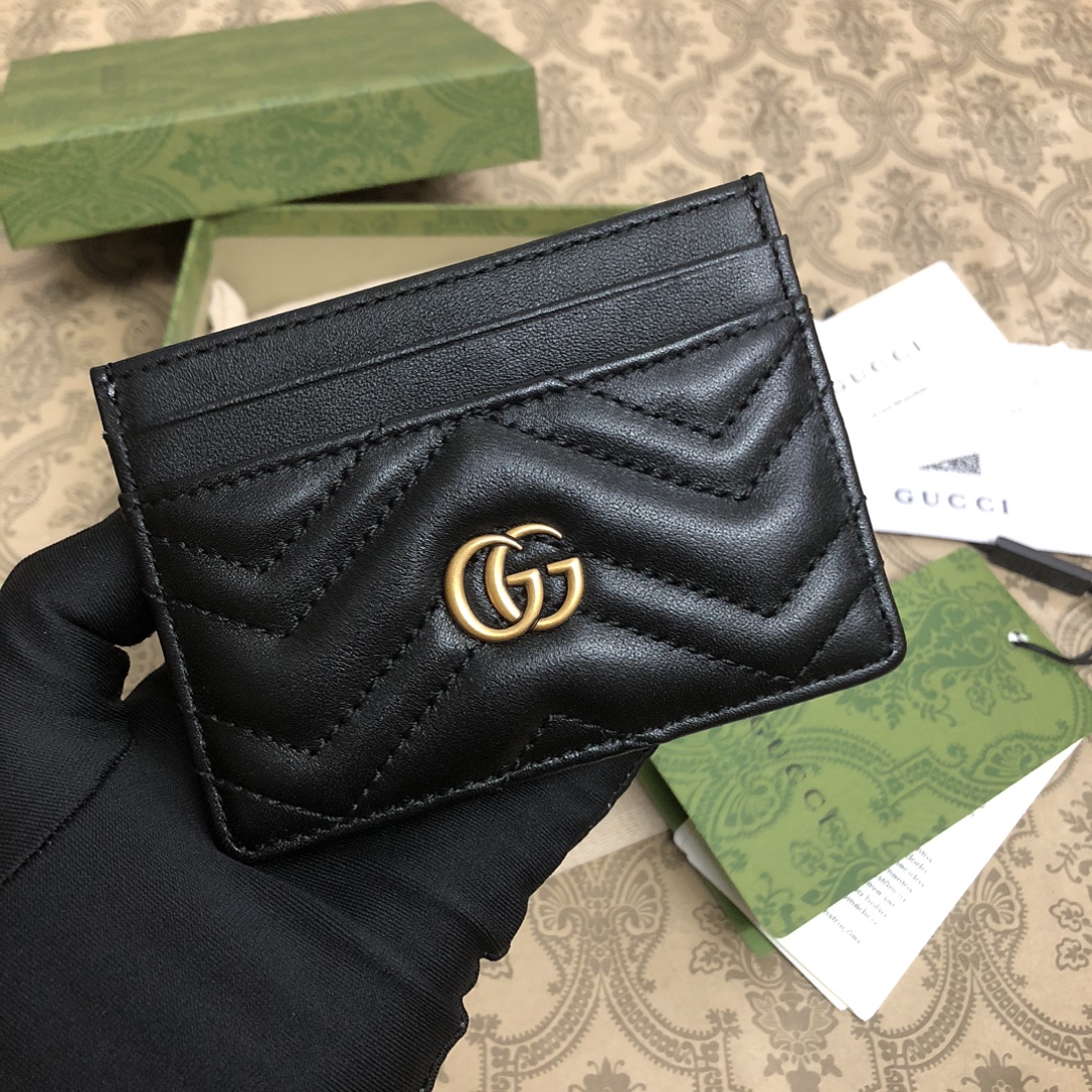 GG marmont小卡片夹🙀采用绗缝进口小牛皮打造👏🏻配以人形纹设计👏🏻复古金色金属配件，简洁实用。尺