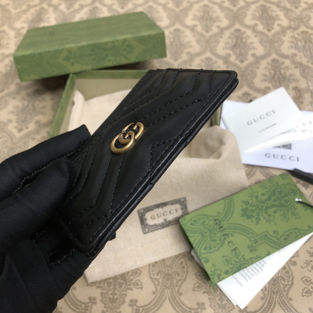GG marmont小卡片夹🙀采用绗缝进口小牛皮打造👏🏻配以人形纹设计👏🏻复古金色金属配件，简洁实用。尺