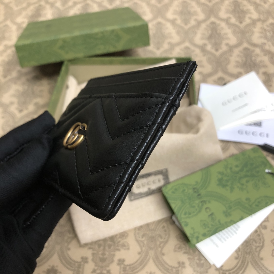 GG marmont小卡片夹🙀采用绗缝进口小牛皮打造👏🏻配以人形纹设计👏🏻复古金色金属配件，简洁实用。尺