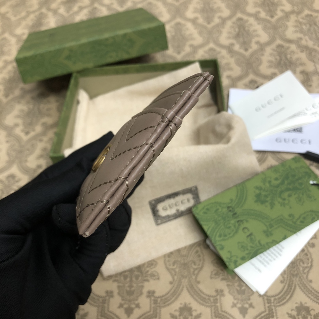 GG marmont小卡片夹🙀采用绗缝进口小牛皮打造👏🏻配以人形纹设计👏🏻复古金色金属配件，简洁实用。尺