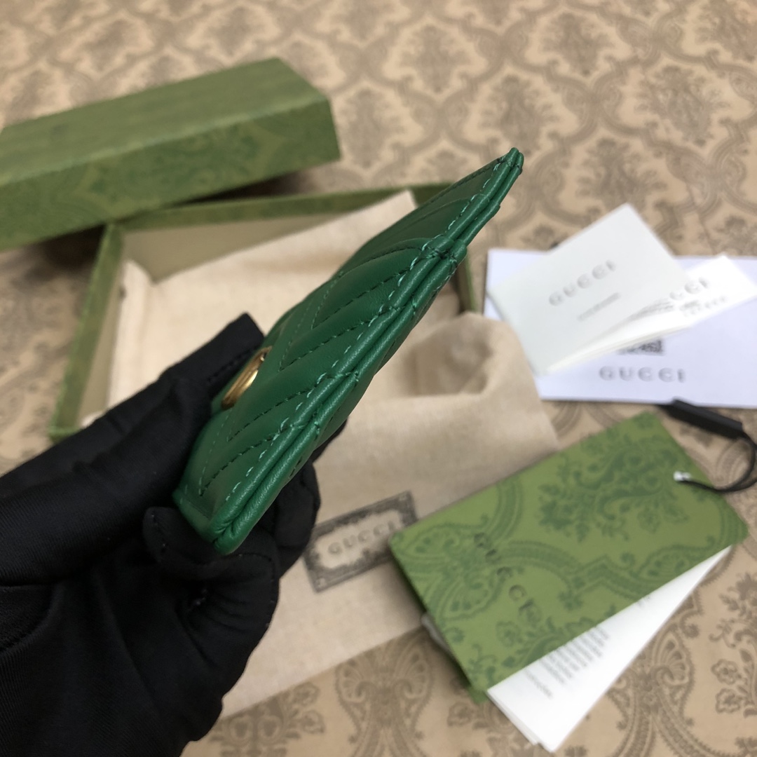 GG marmont小卡片夹🙀采用绗缝进口小牛皮打造👏🏻配以人形纹设计👏🏻复古金色金属配件，简洁实用。尺