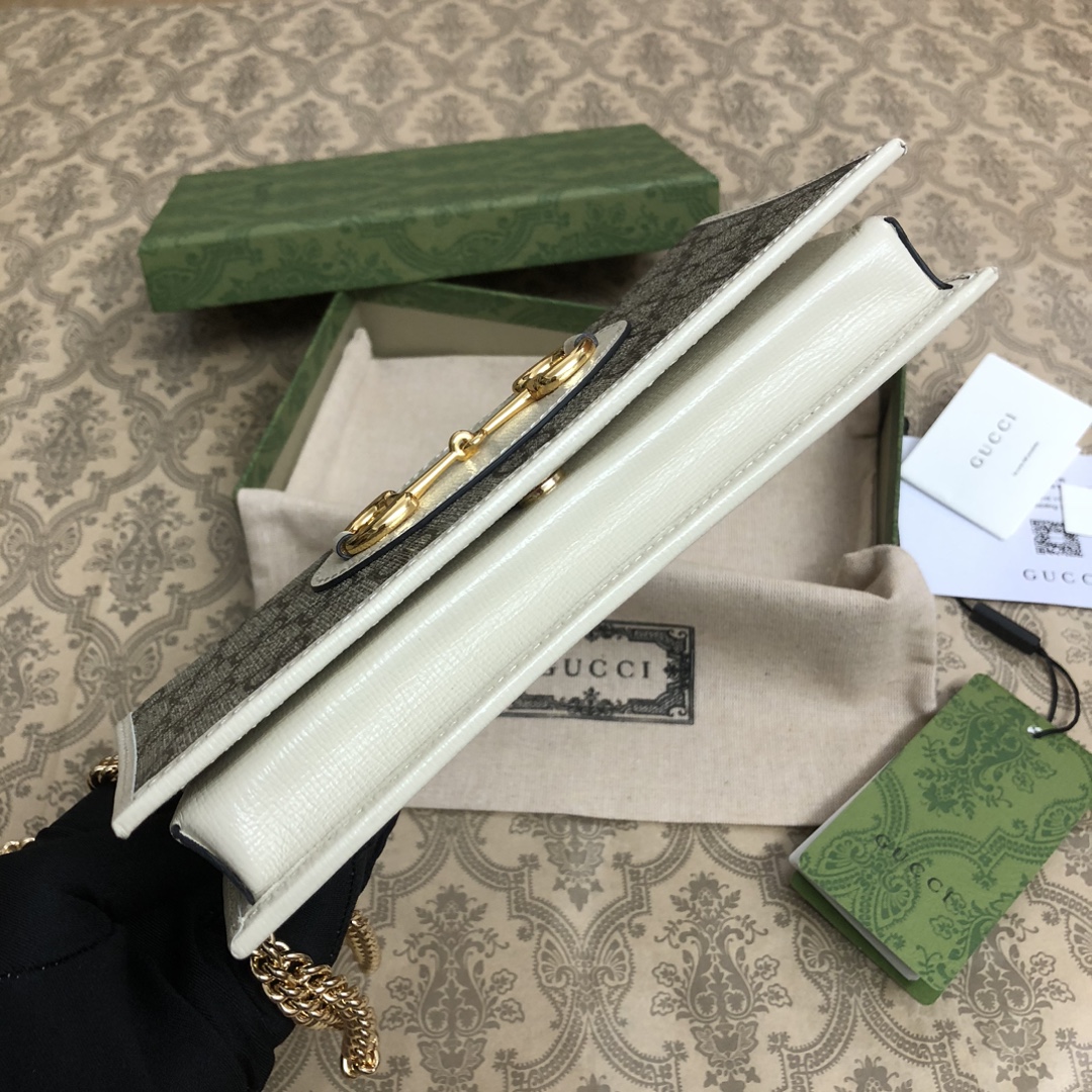 马衔扣在2020早春系列中惊艳亮相，以全新视角演绎经典设计。延用了六十余年前经典单品的线条与造型，将经典