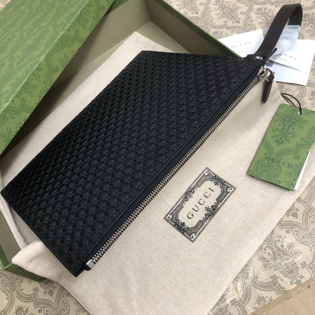 💋此款手包颇具自然优雅与时尚潮流结构设计。标志性热压小花，配有手挽带和内袋，4个插卡位。款号：。尺寸:w