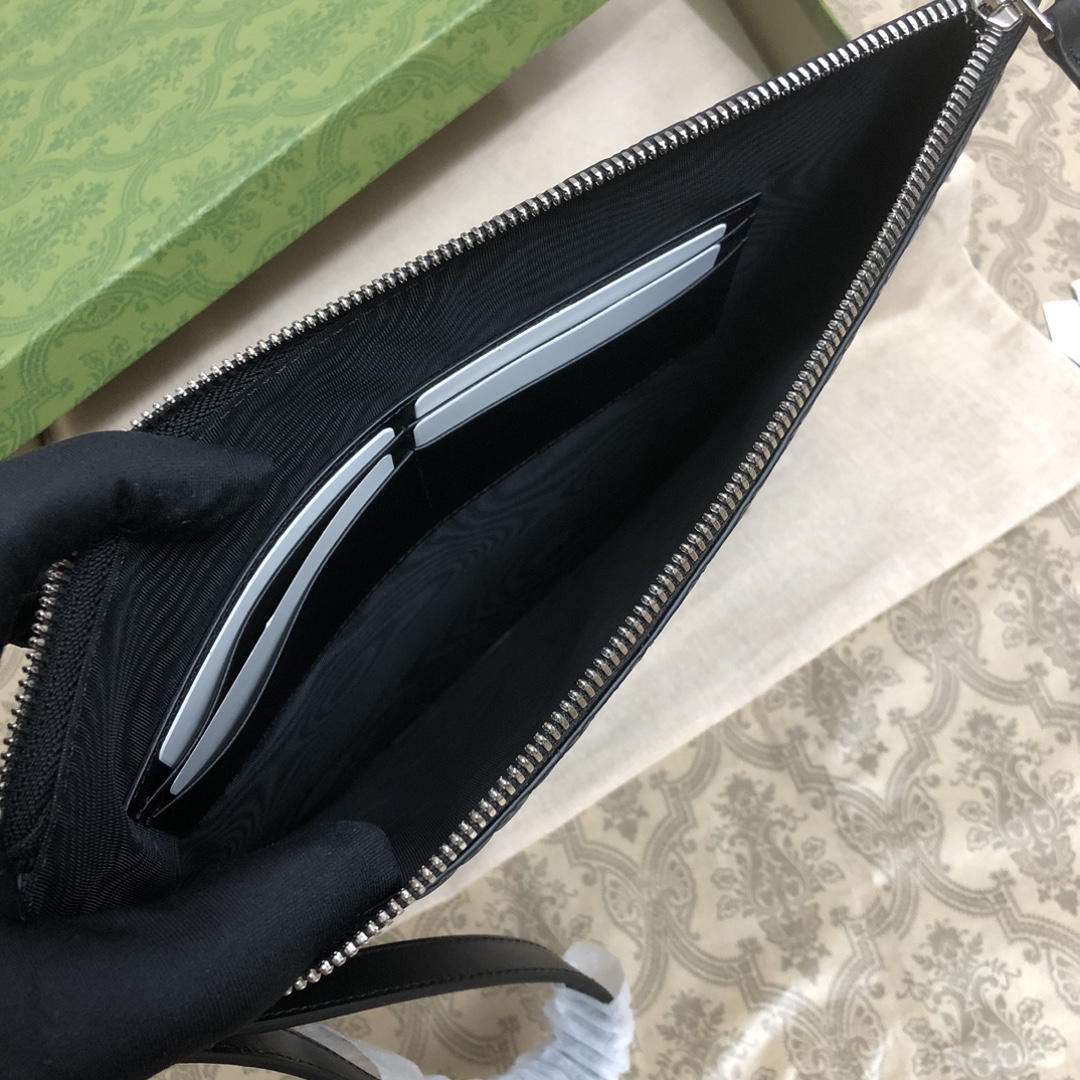 💋此款手包颇具自然优雅与时尚潮流结构设计。标志性热压小花，配有手挽带和内袋，4个插卡位。款号：。尺寸:w