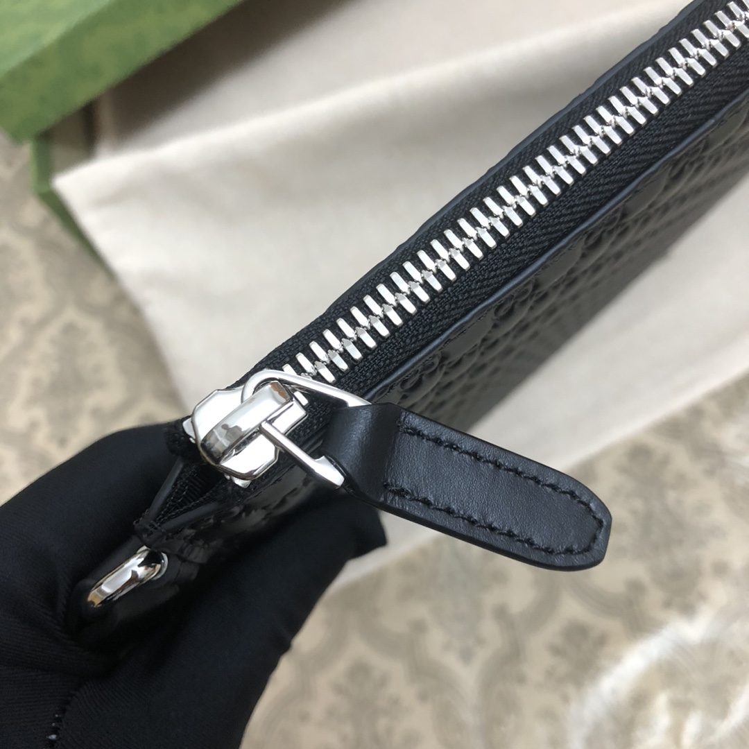 💋此款手包颇具自然优雅与时尚潮流结构设计。标志性热压小花，配有手挽带和内袋，4个插卡位。款号：。尺寸:w