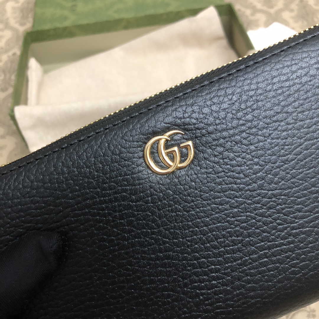 这款钱夹采用经典耐看的黑色皮革制作，经典双G logo源于70年代的腰带扣设计，再饰以竹节拉牌，复古与时