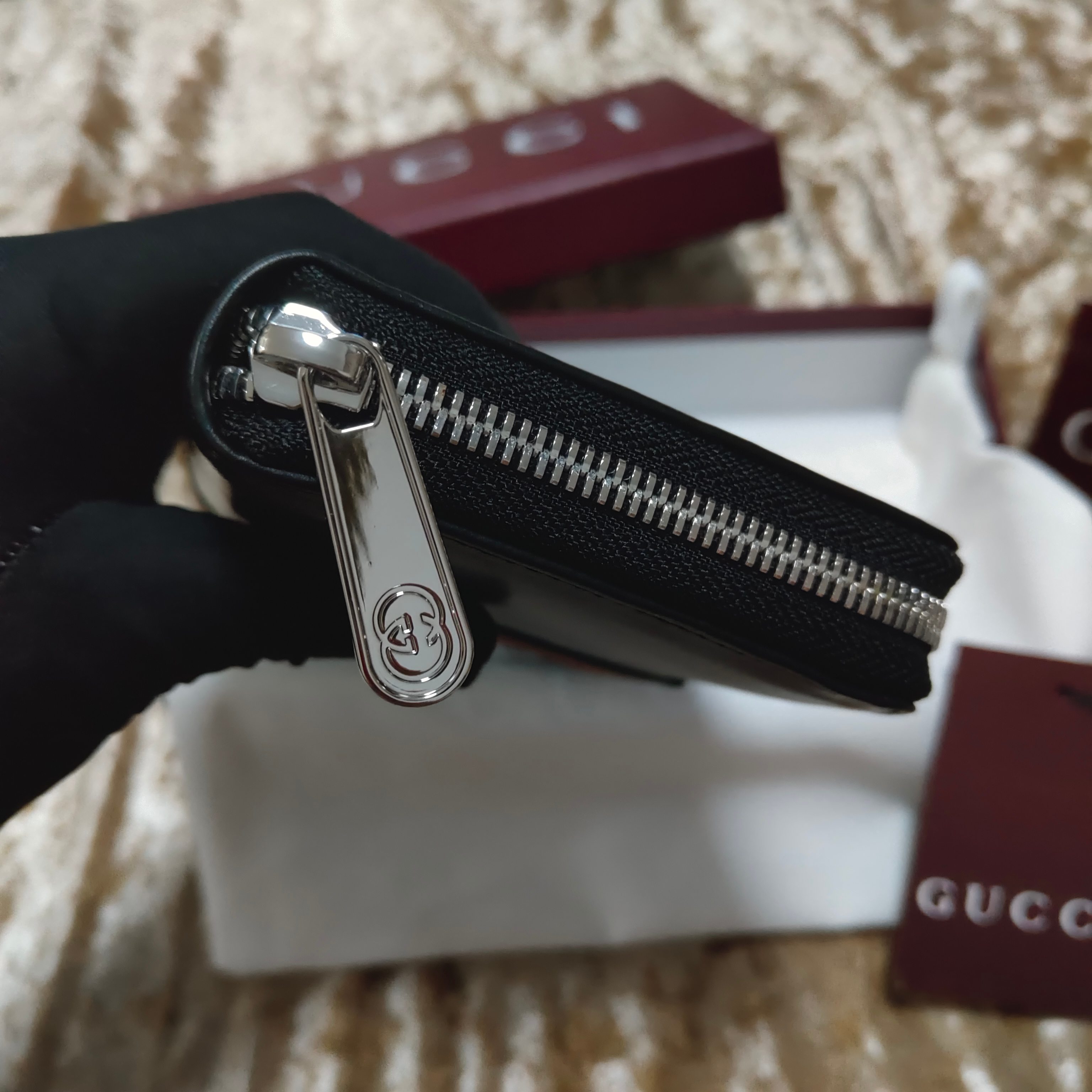 全新柔软小皮具单品精妙诠释品牌对优质材质的不懈追求。这款单品匠心点缀焕然一新的织带细节，融蕴实用百搭风尚