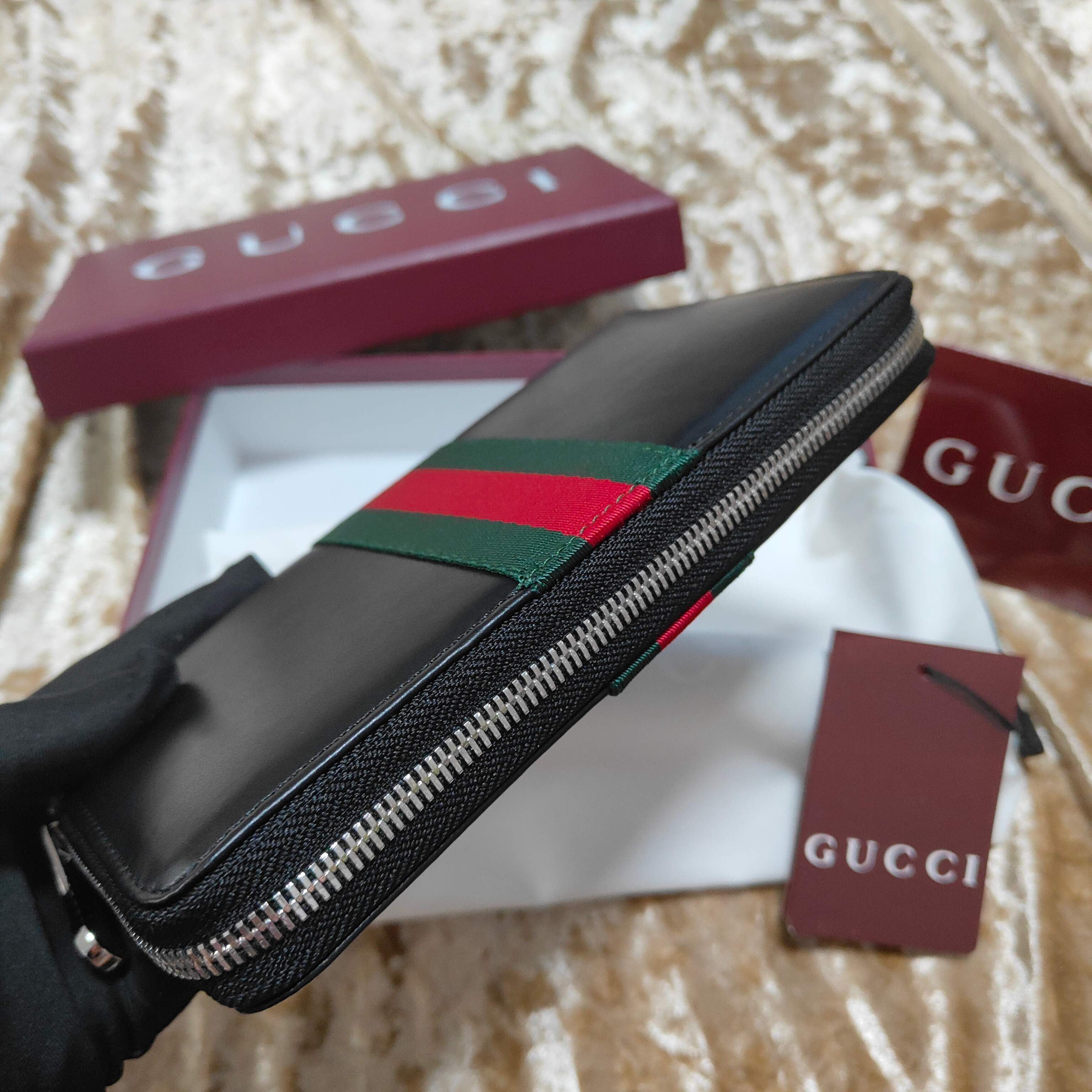 全新柔软小皮具单品精妙诠释品牌对优质材质的不懈追求。这款单品匠心点缀焕然一新的织带细节，融蕴实用百搭风尚