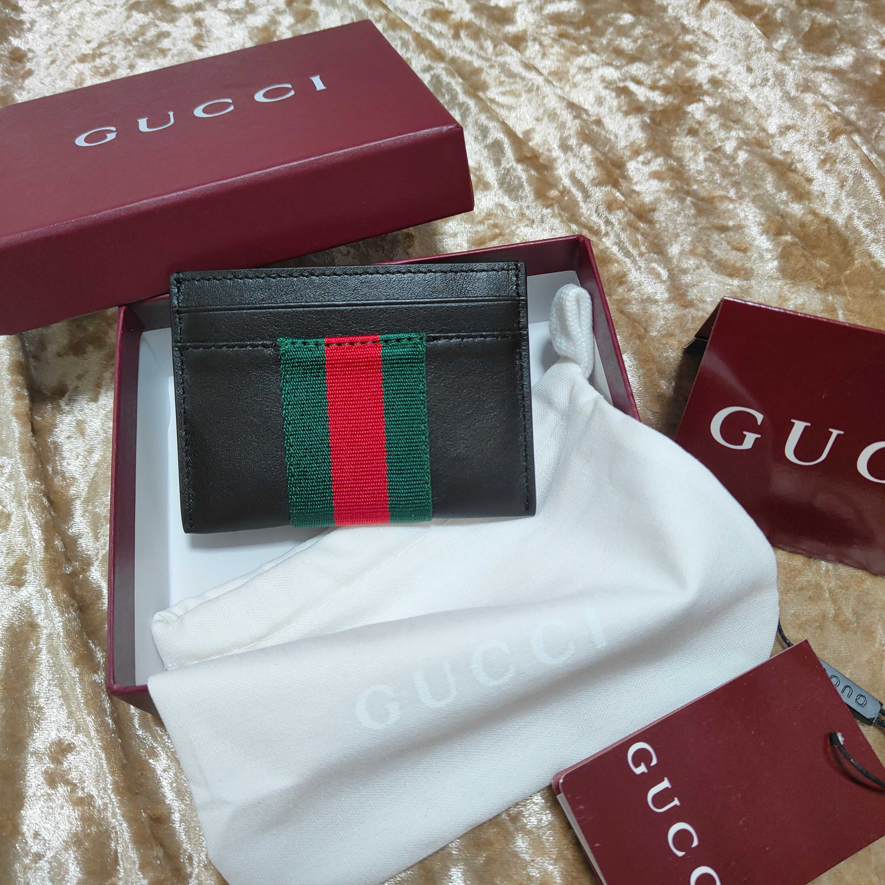 全新柔软小皮具单品精妙诠释品牌对优质材质的不懈追求。这款单品匠心点缀焕然一新的织带细节，融蕴实用百搭风尚