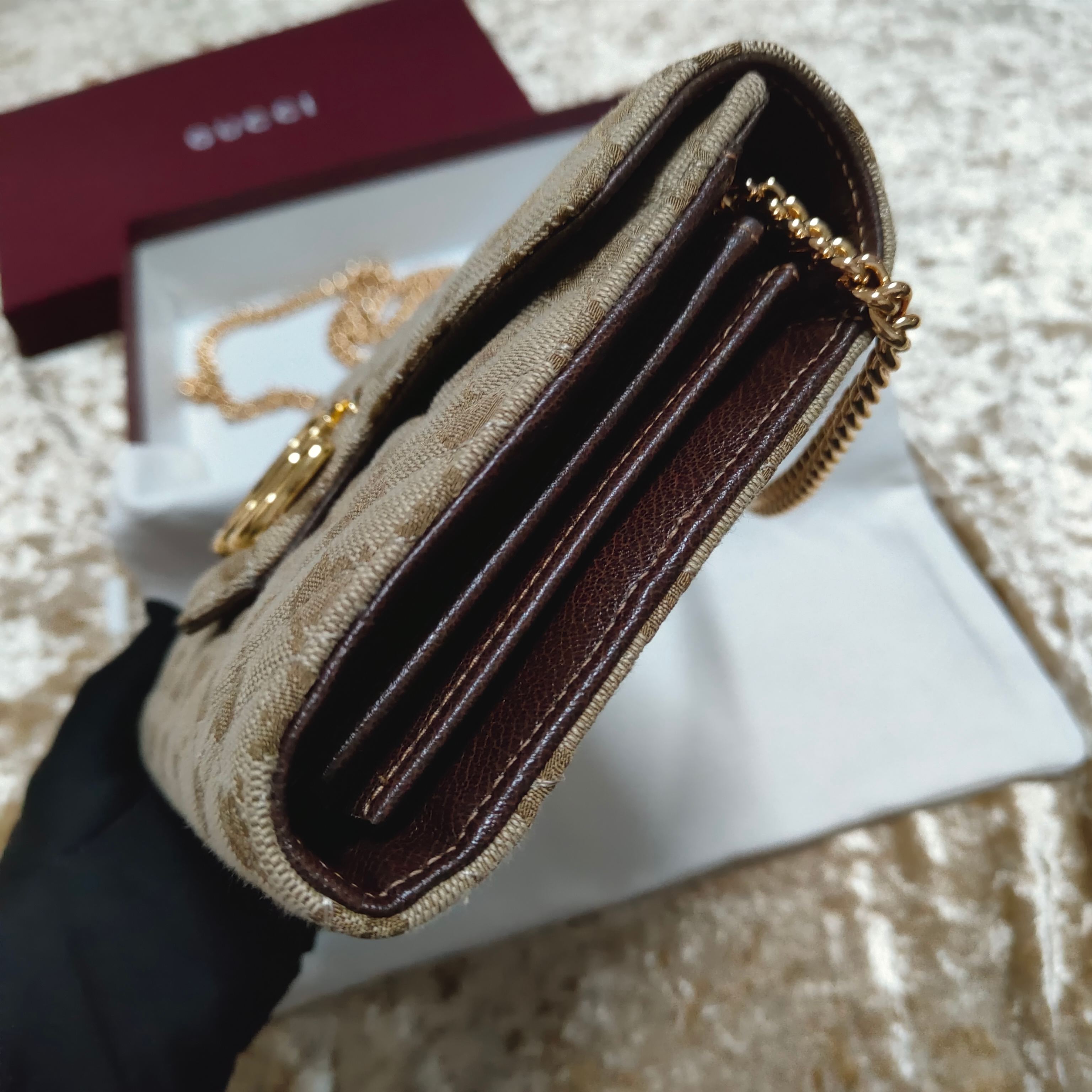Generation Gucci系列深入探索品牌的典藏和视觉密码，将不同世代的设计融合成一个美学叙事。此