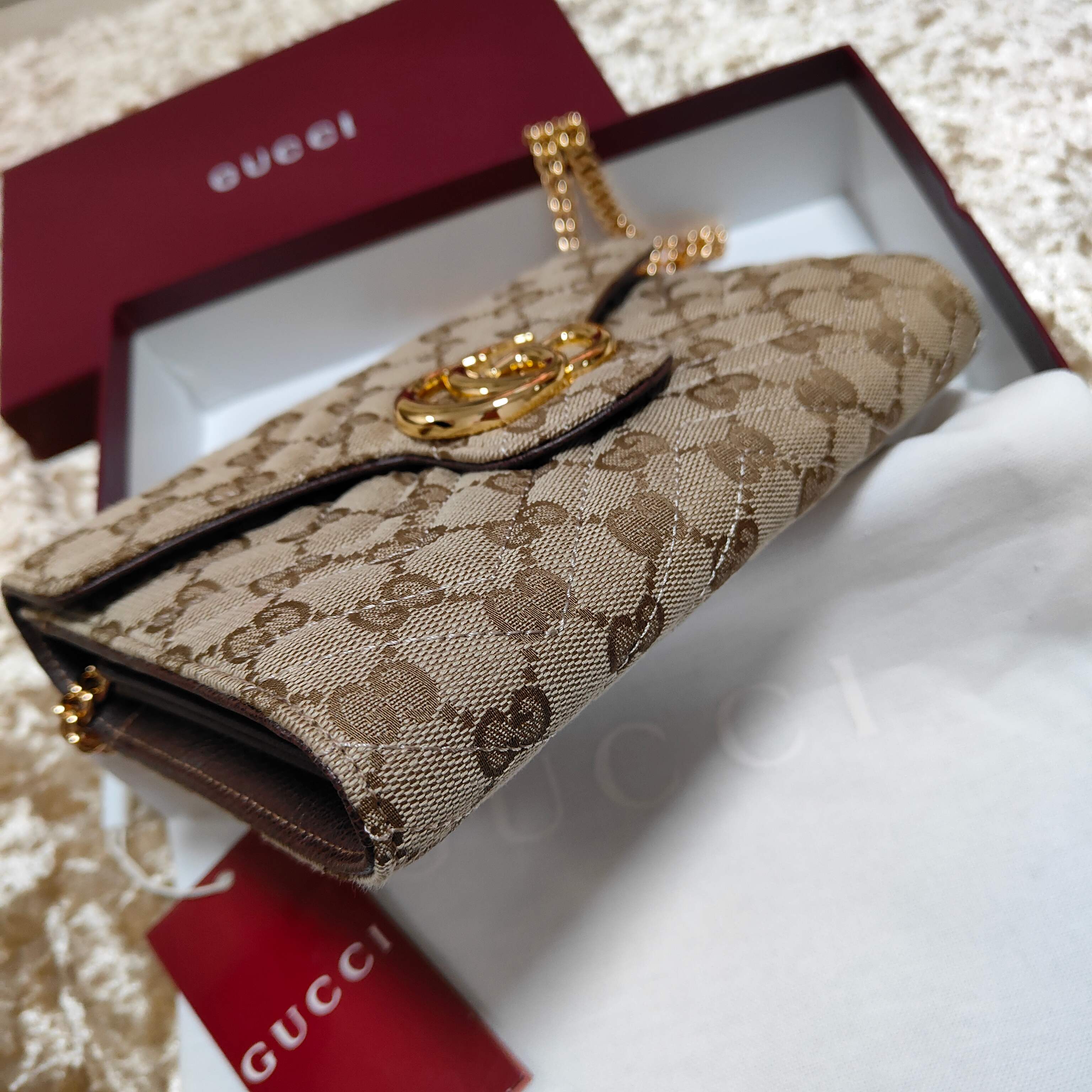 Generation Gucci系列深入探索品牌的典藏和视觉密码，将不同世代的设计融合成一个美学叙事。此