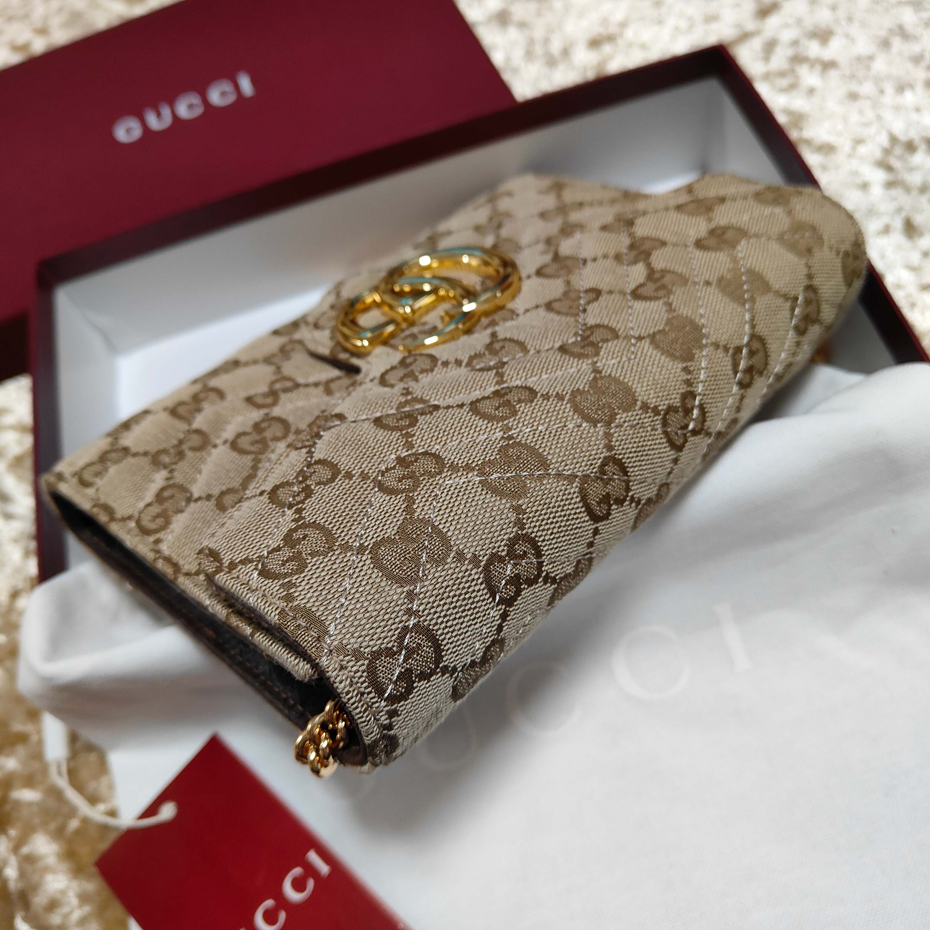 Generation Gucci系列深入探索品牌的典藏和视觉密码，将不同世代的设计融合成一个美学叙事。此