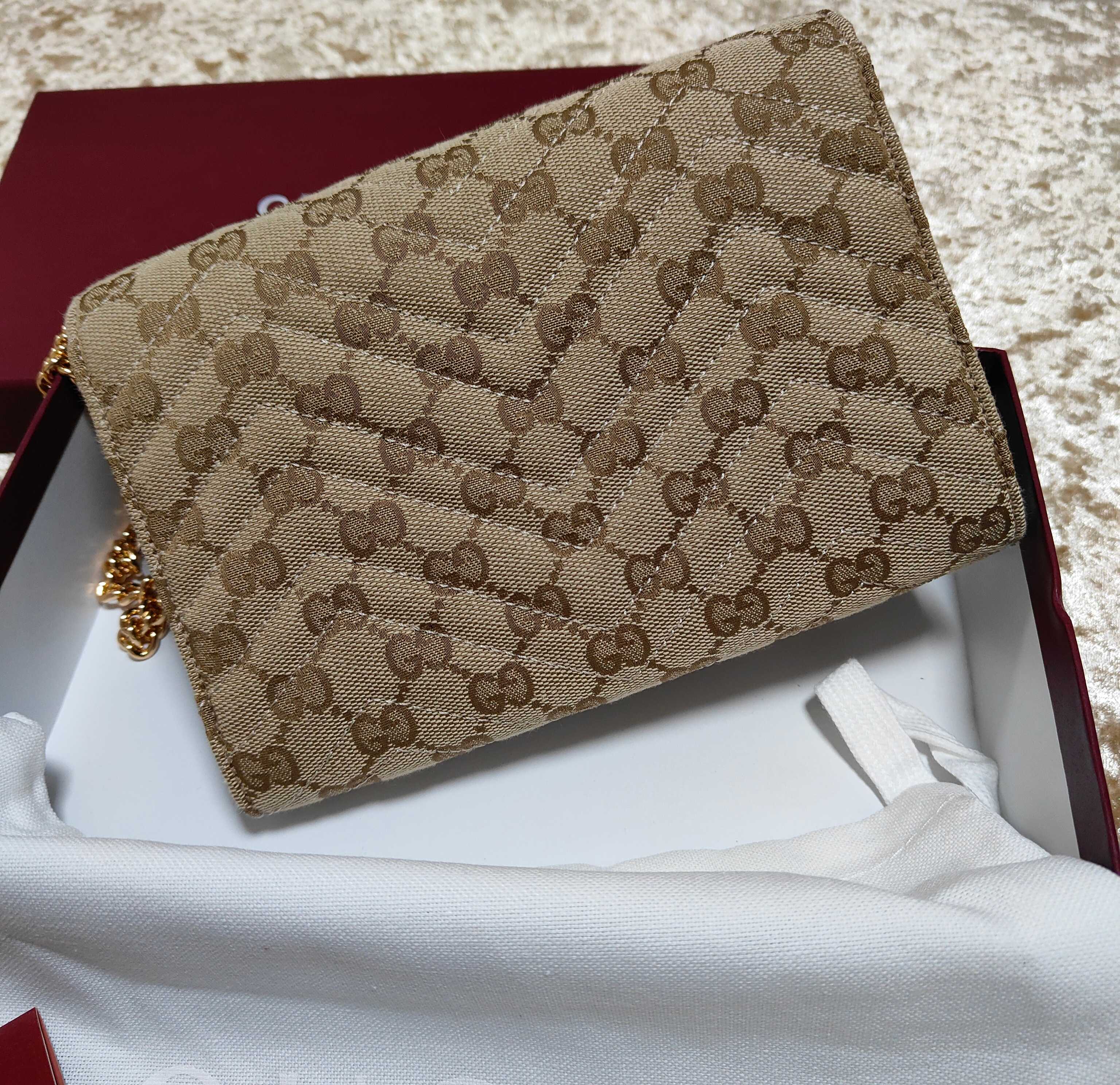 Generation Gucci系列深入探索品牌的典藏和视觉密码，将不同世代的设计融合成一个美学叙事。此