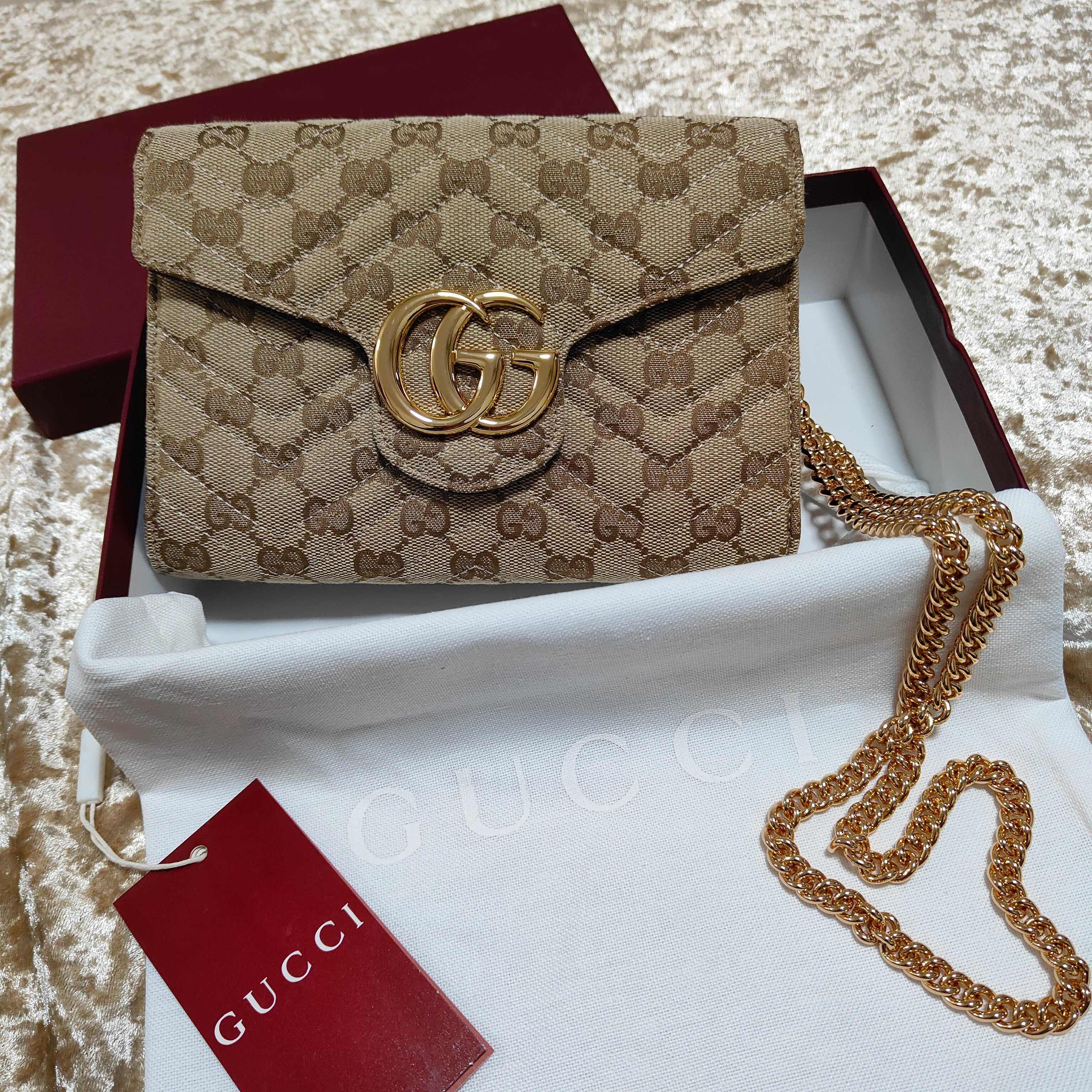 Generation Gucci系列深入探索品牌的典藏和视觉密码，将不同世代的设计融合成一个美学叙事。此