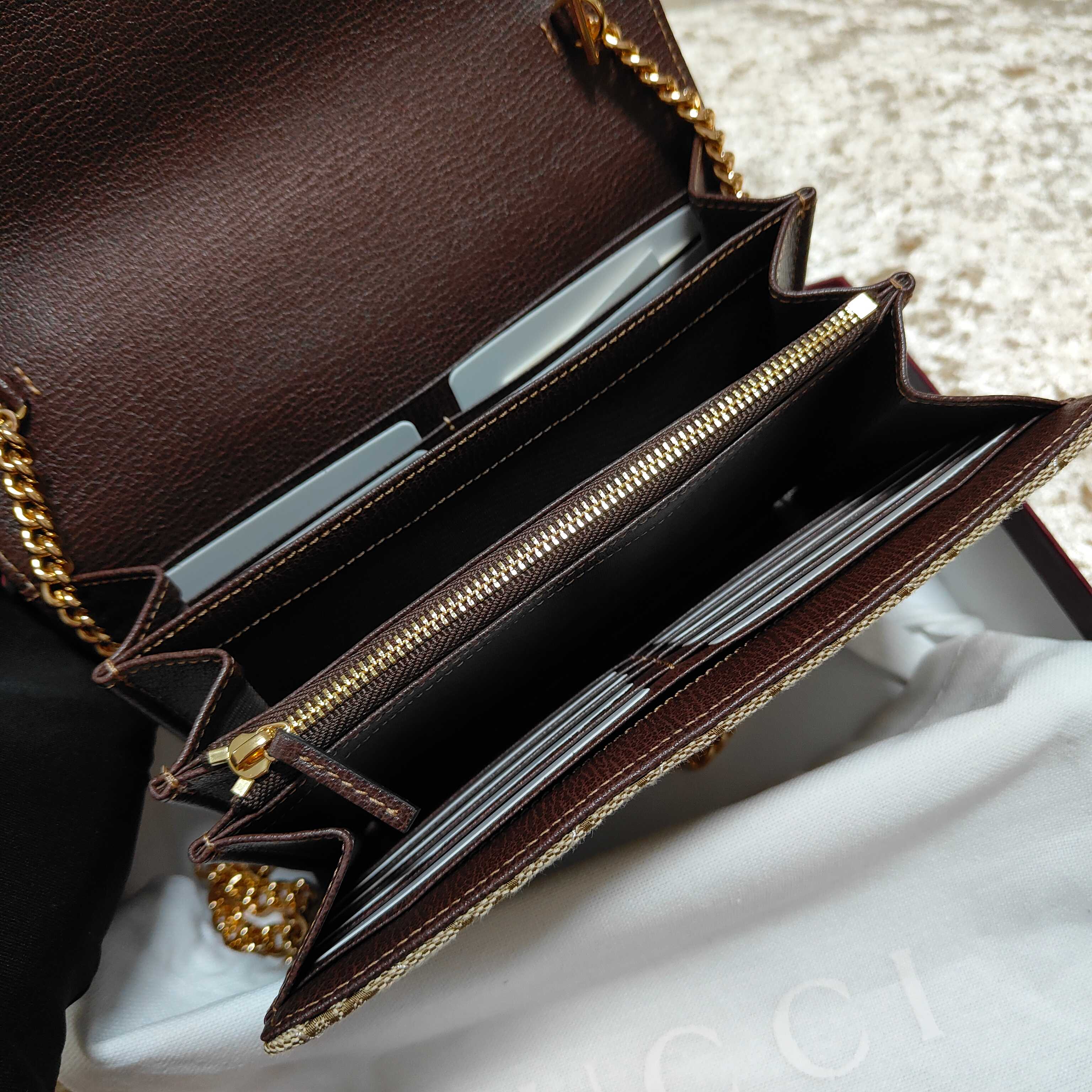 Generation Gucci系列深入探索品牌的典藏和视觉密码，将不同世代的设计融合成一个美学叙事。此