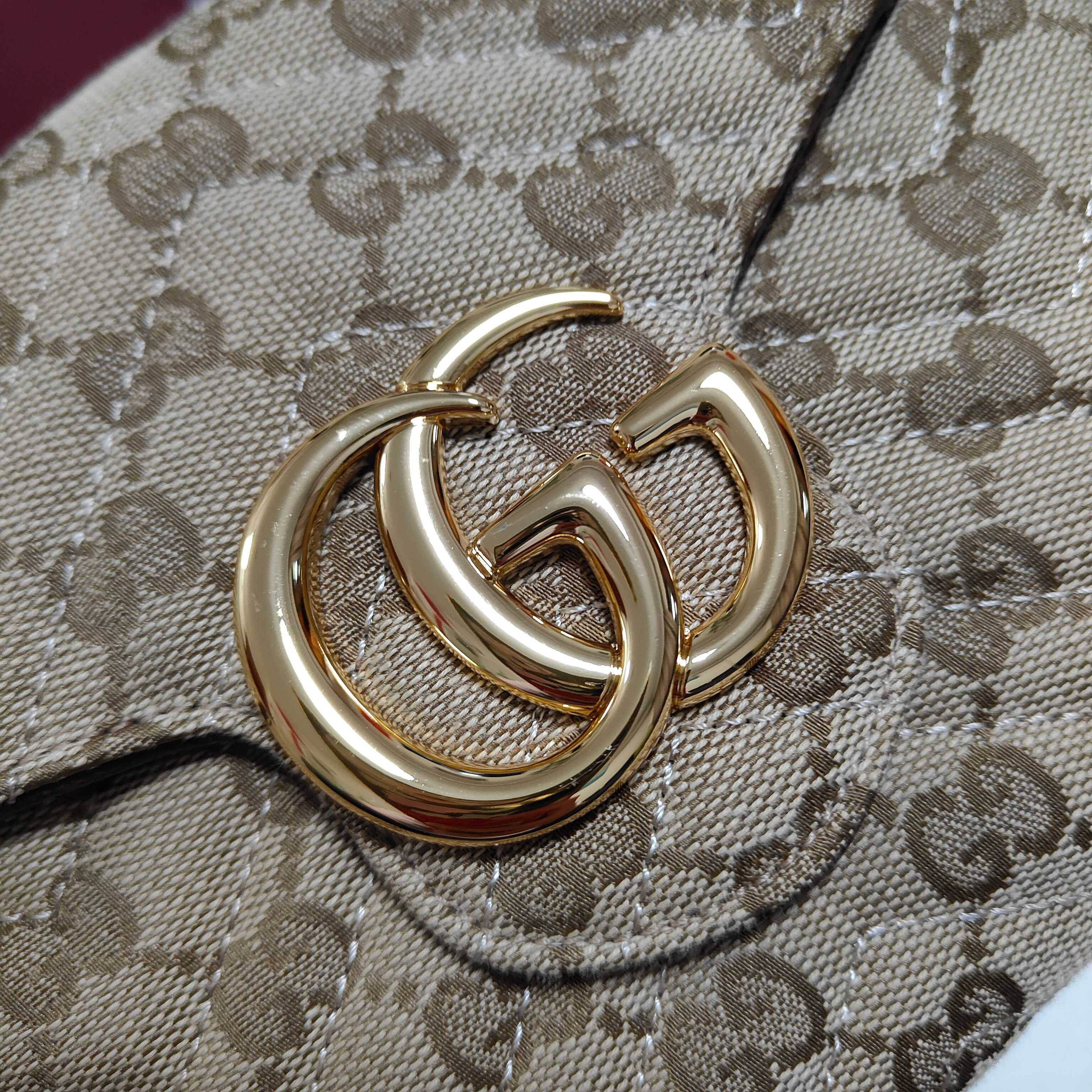 Generation Gucci系列深入探索品牌的典藏和视觉密码，将不同世代的设计融合成一个美学叙事。此