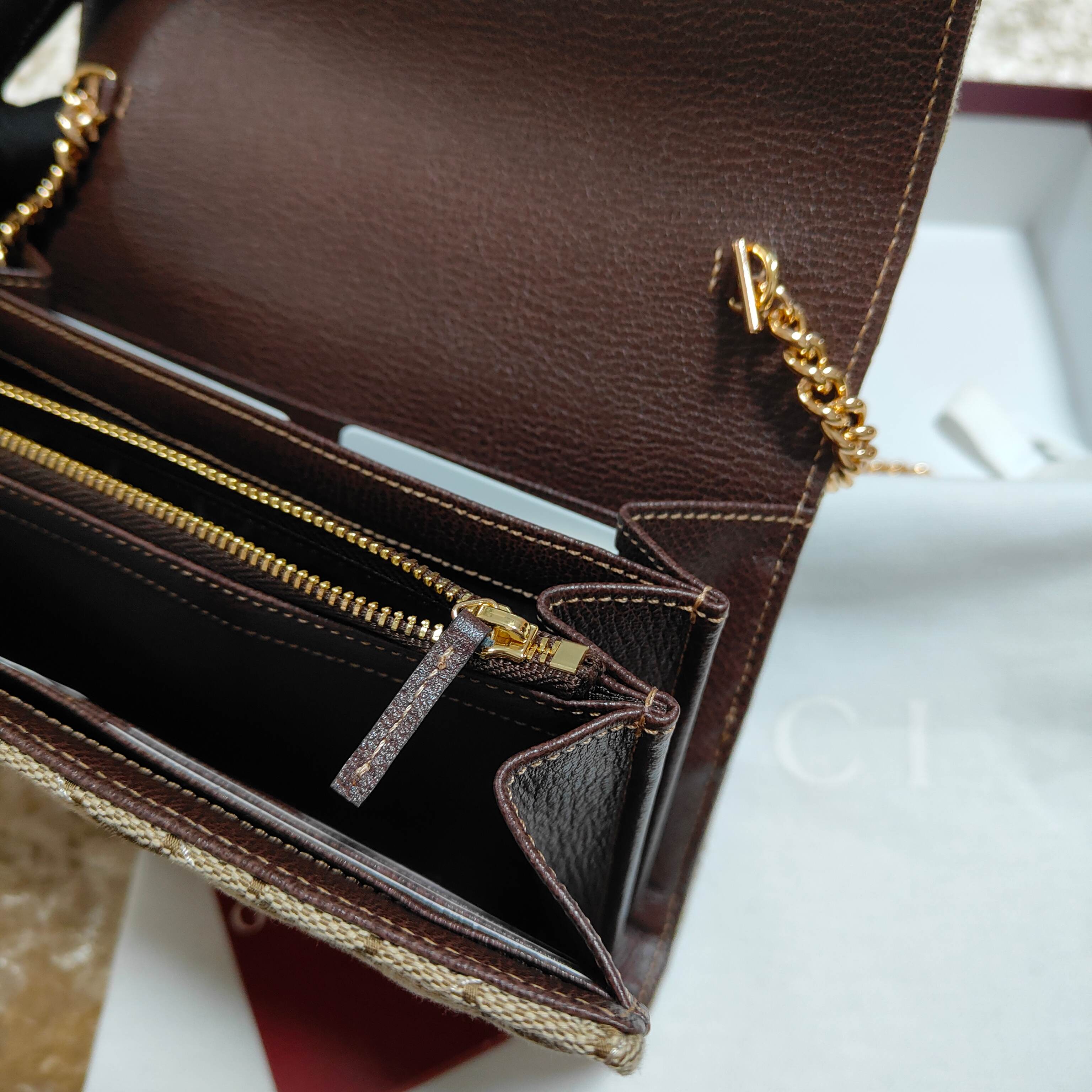 Generation Gucci系列深入探索品牌的典藏和视觉密码，将不同世代的设计融合成一个美学叙事。此