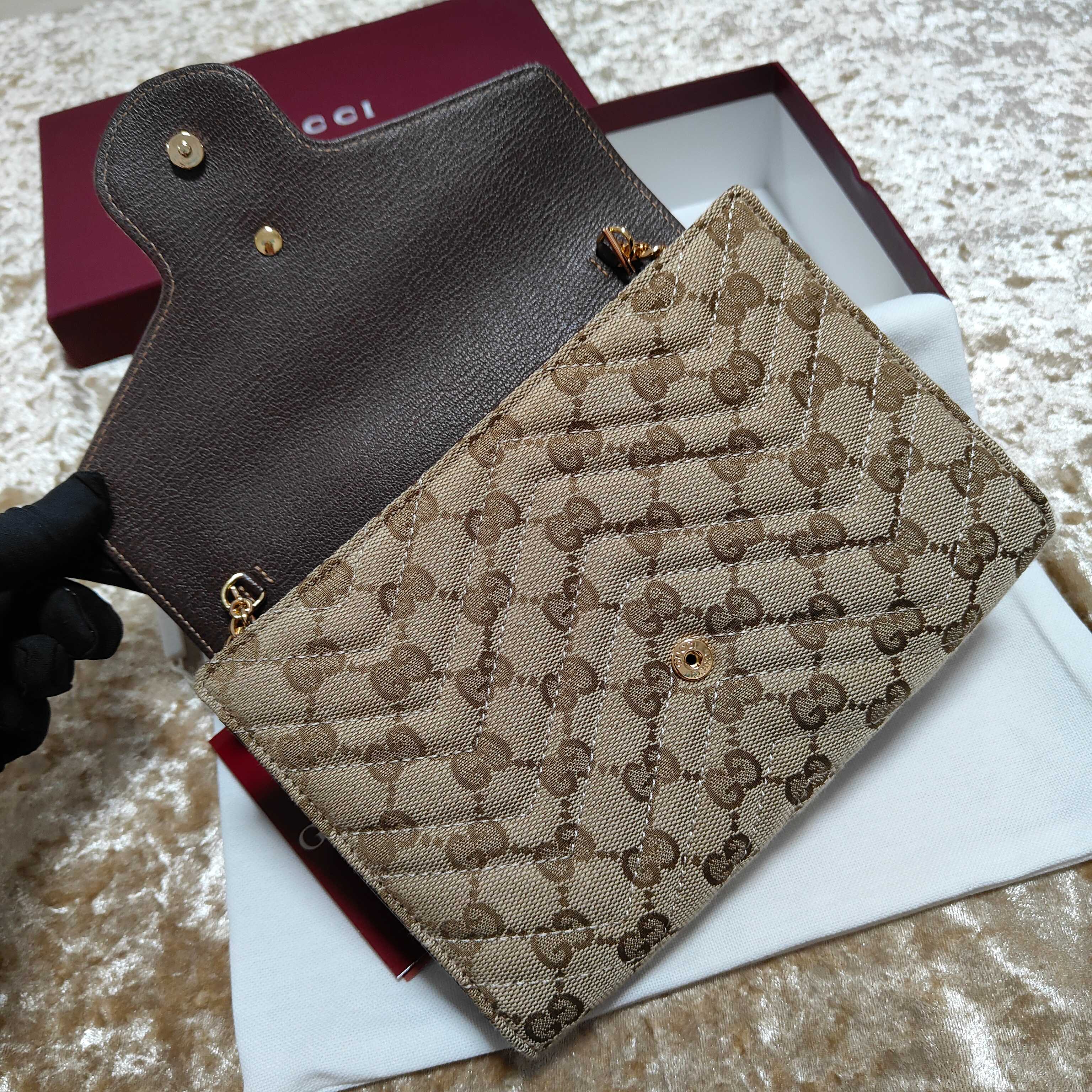 Generation Gucci系列深入探索品牌的典藏和视觉密码，将不同世代的设计融合成一个美学叙事。此