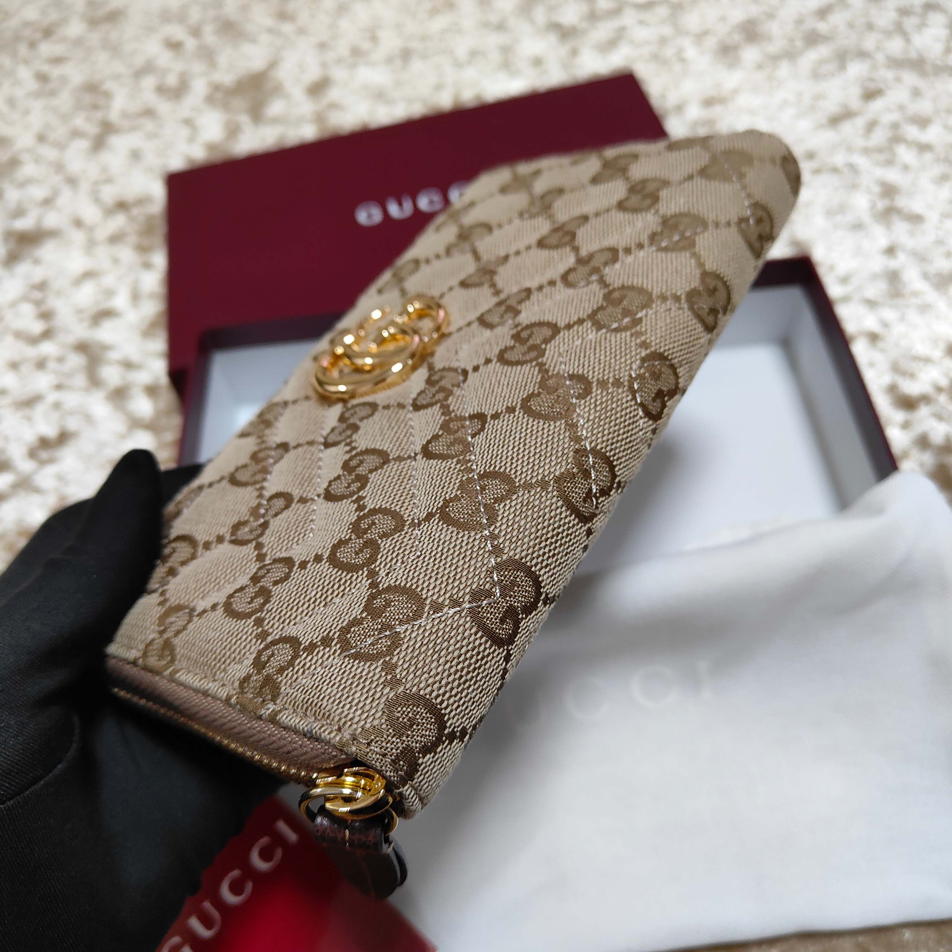Generation Gucci系列深入探索品牌的典藏和视觉密码，将不同世代的设计融合成一个美学叙事。此