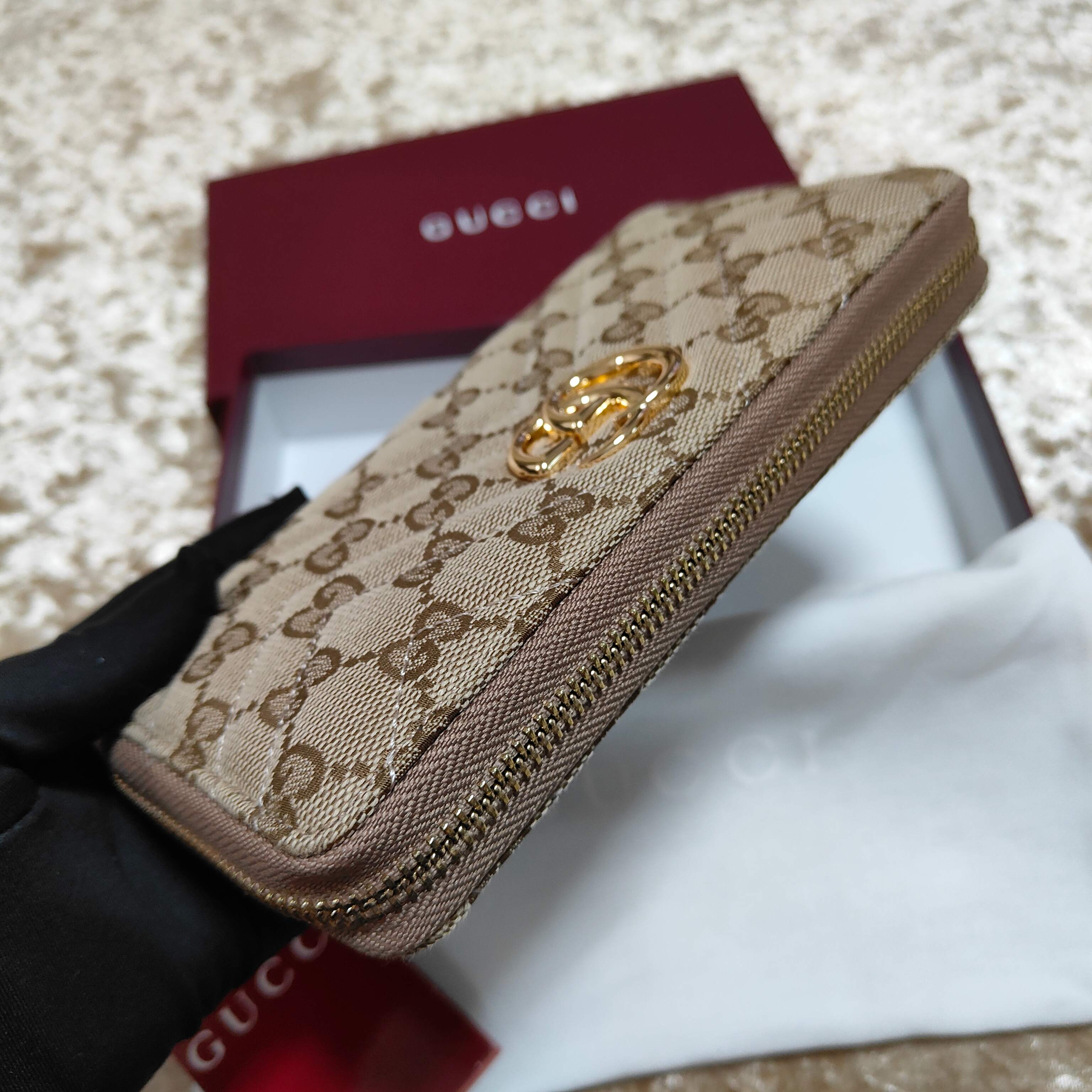 Generation Gucci系列深入探索品牌的典藏和视觉密码，将不同世代的设计融合成一个美学叙事。此