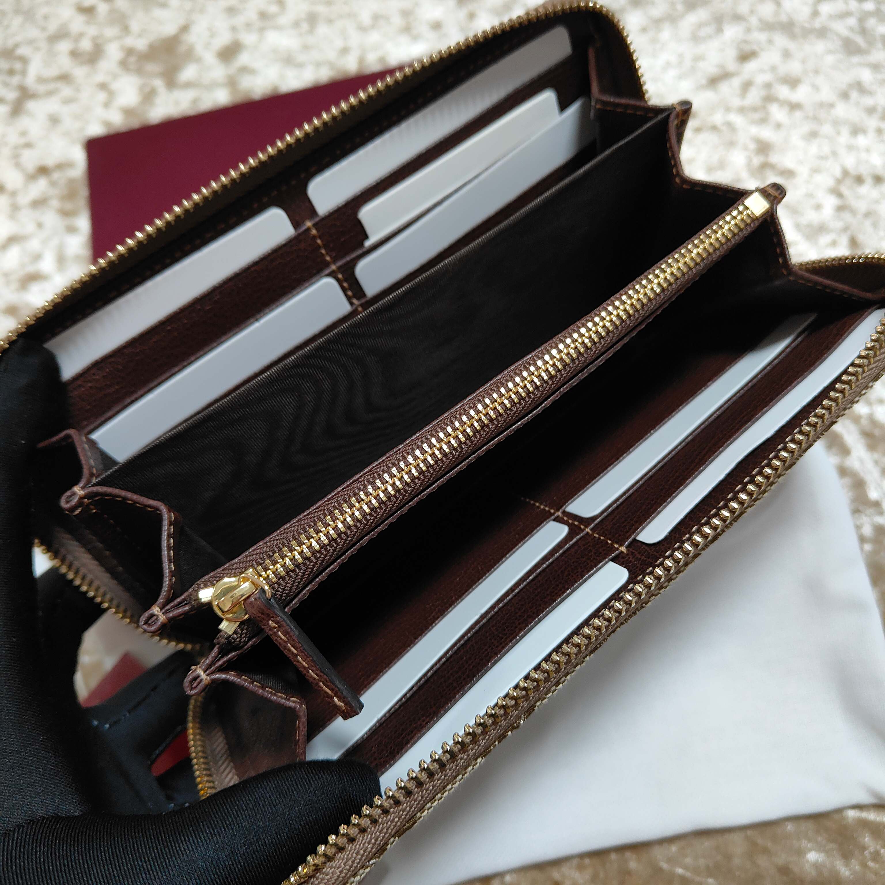 Generation Gucci系列深入探索品牌的典藏和视觉密码，将不同世代的设计融合成一个美学叙事。此