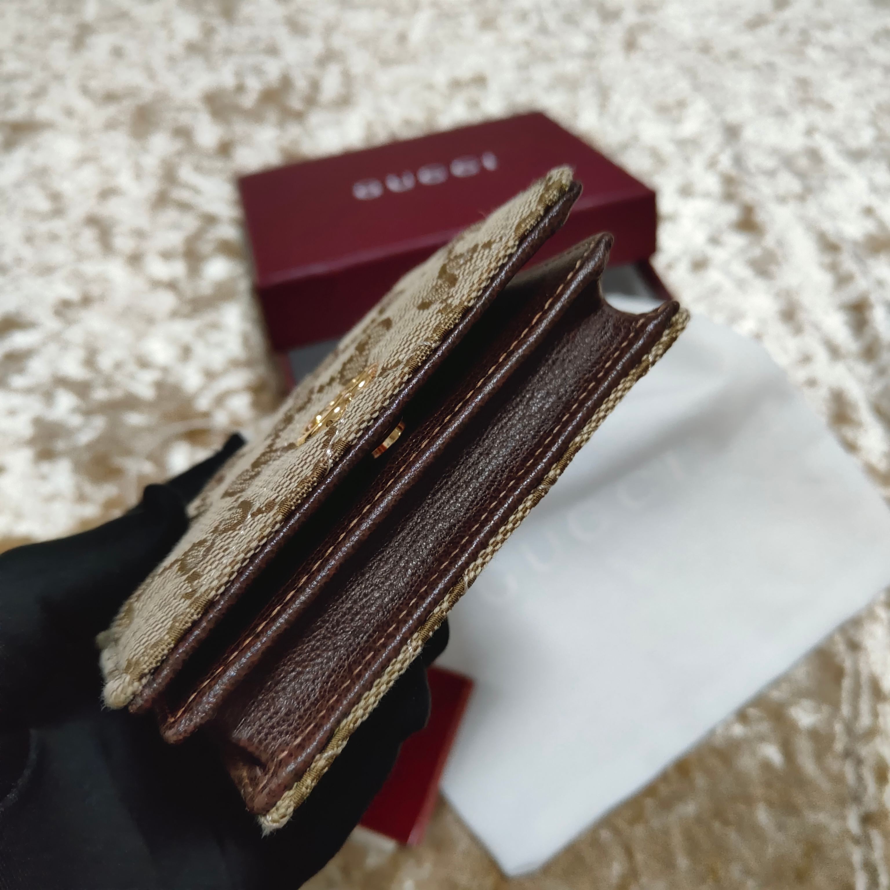 Generation Gucci系列深入探索品牌的典藏和视觉密码，将不同世代的设计融合成一个美学叙事。此