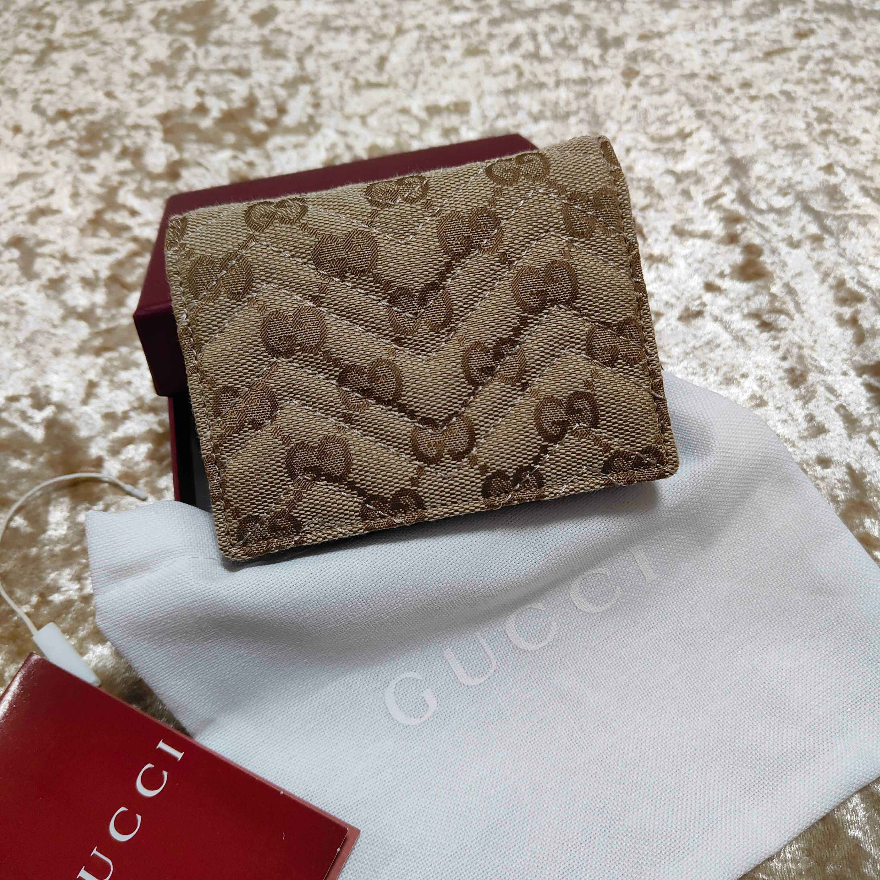 Generation Gucci系列深入探索品牌的典藏和视觉密码，将不同世代的设计融合成一个美学叙事。此