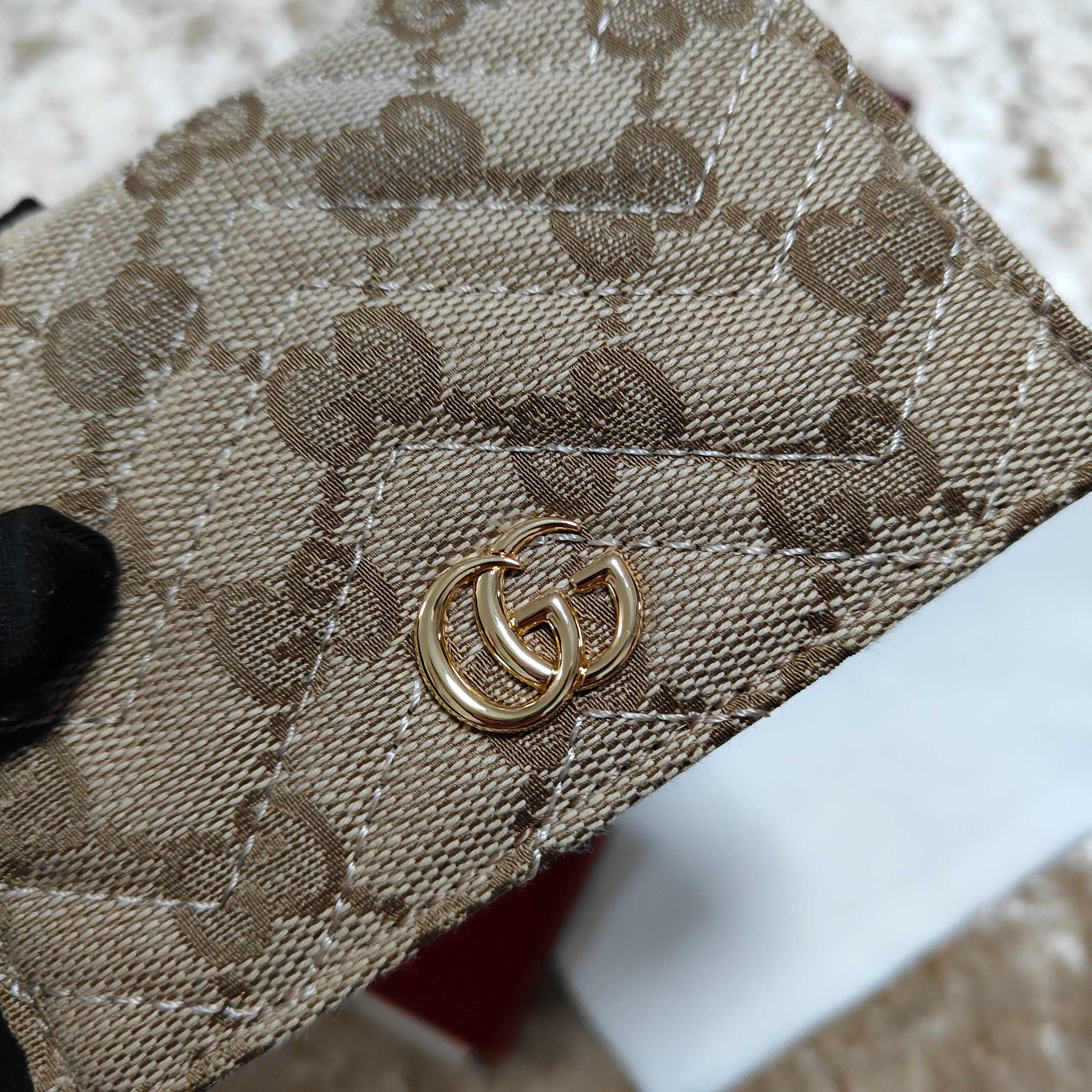 Generation Gucci系列深入探索品牌的典藏和视觉密码，将不同世代的设计融合成一个美学叙事。此