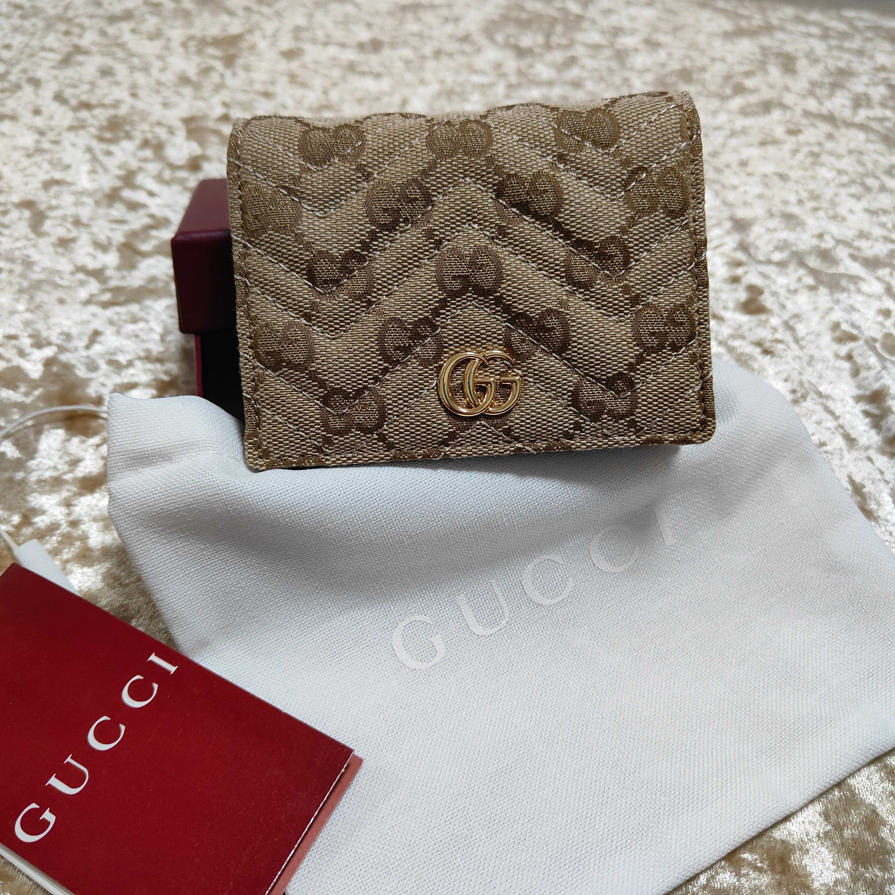 Generation Gucci系列深入探索品牌的典藏和视觉密码，将不同世代的设计融合成一个美学叙事。此