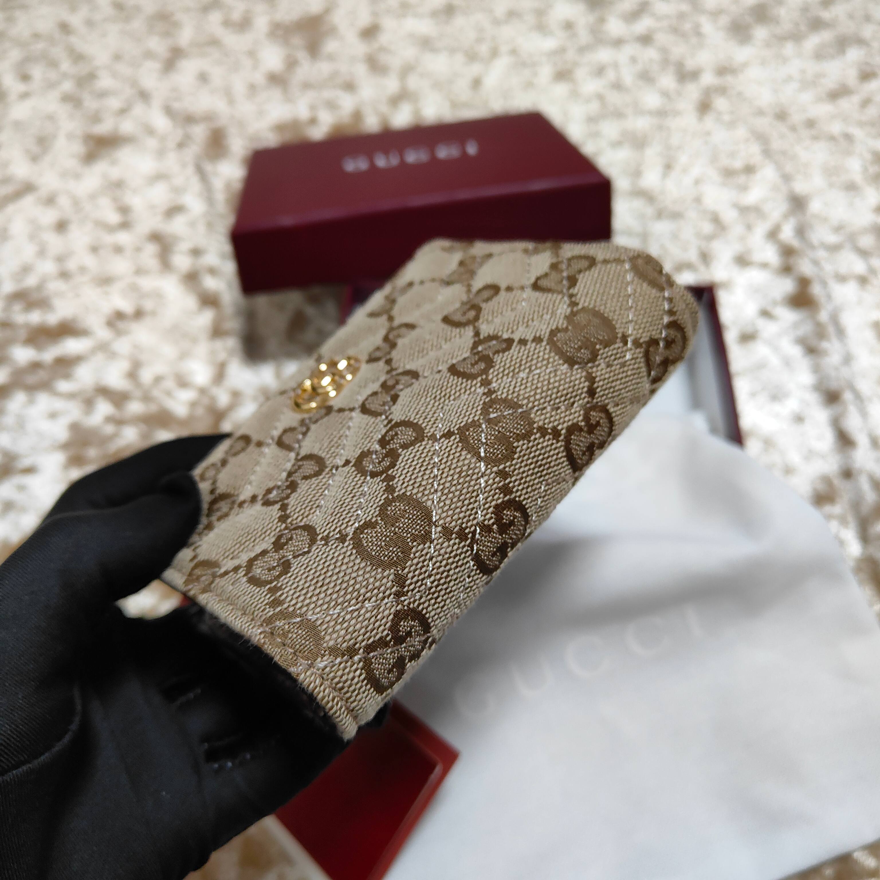 Generation Gucci系列深入探索品牌的典藏和视觉密码，将不同世代的设计融合成一个美学叙事。此