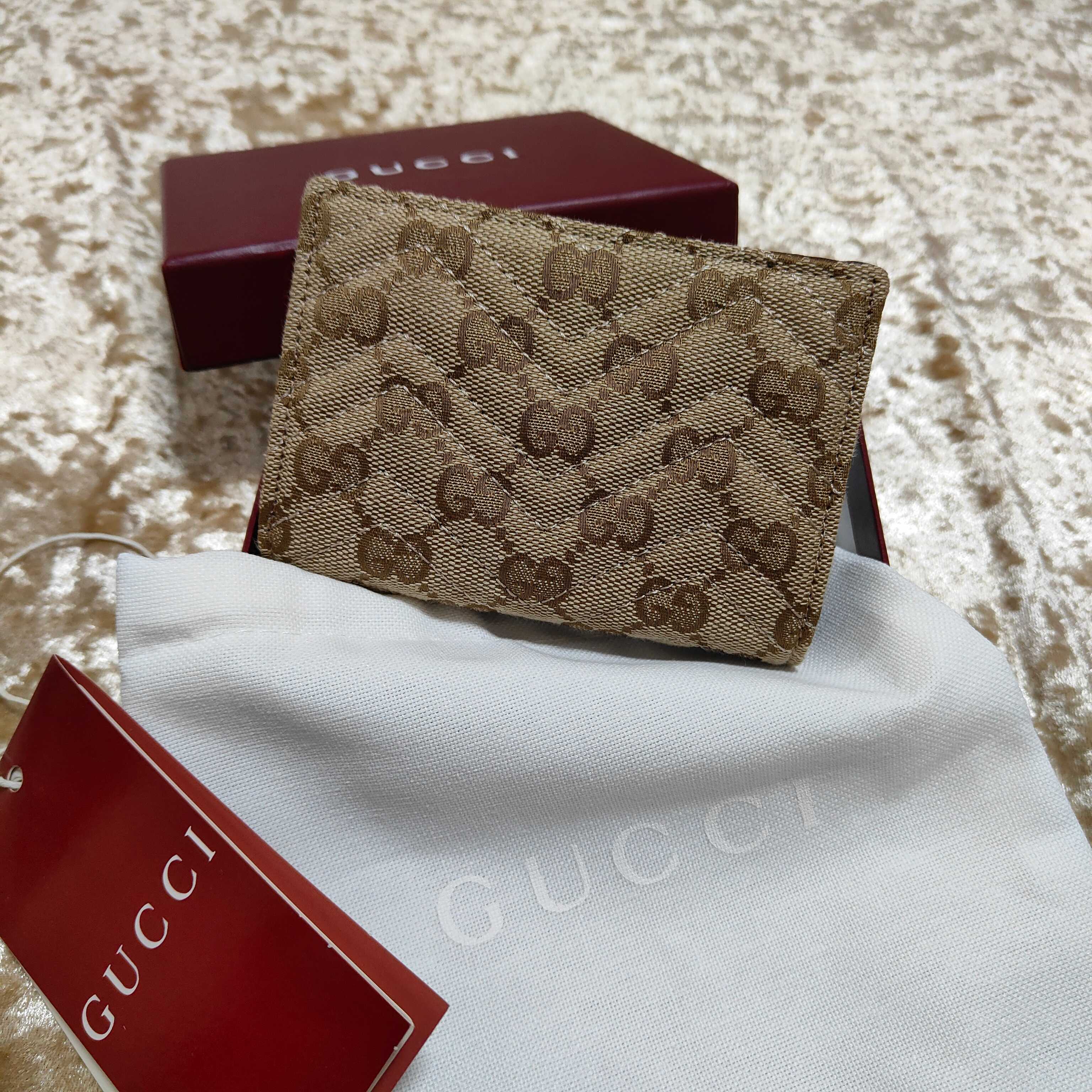 Generation Gucci系列深入探索品牌的典藏和视觉密码，将不同世代的设计融合成一个美学叙事。此